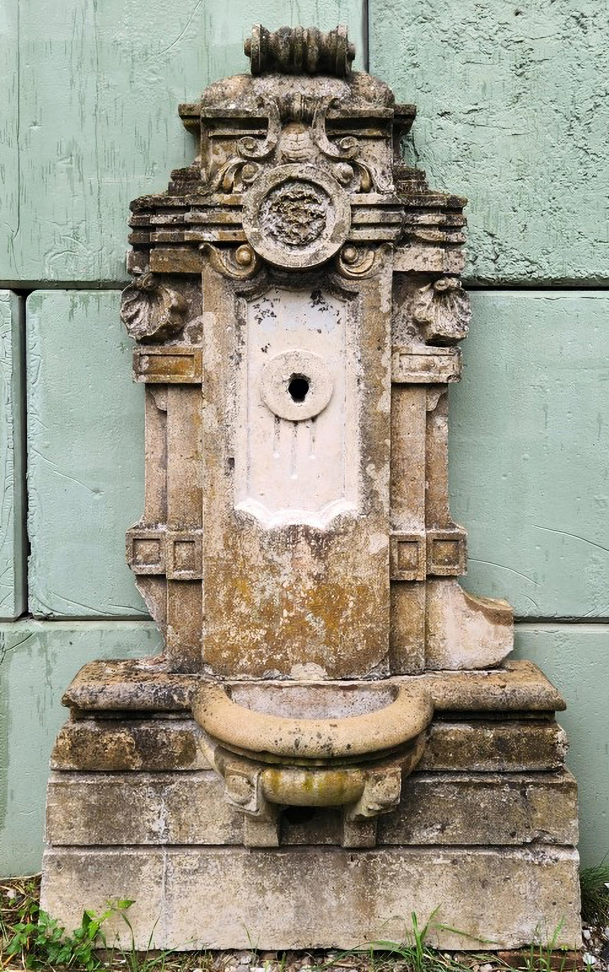 Seltener italienischer vertikaler Wandbrunnen aus den frühen 1900er Jahren aus Kalkstein (Handgefertigt) im Angebot