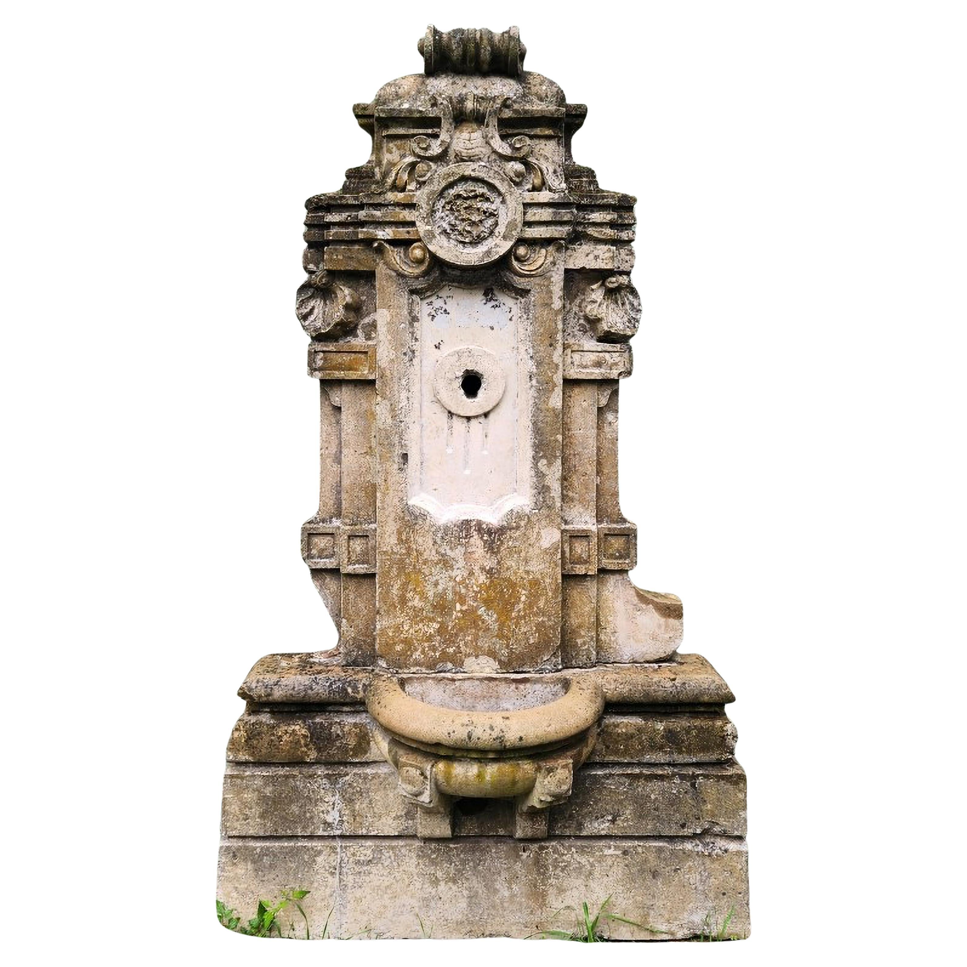 rara fuente de pared vertical italiana de principios del siglo xx en piedra caliza