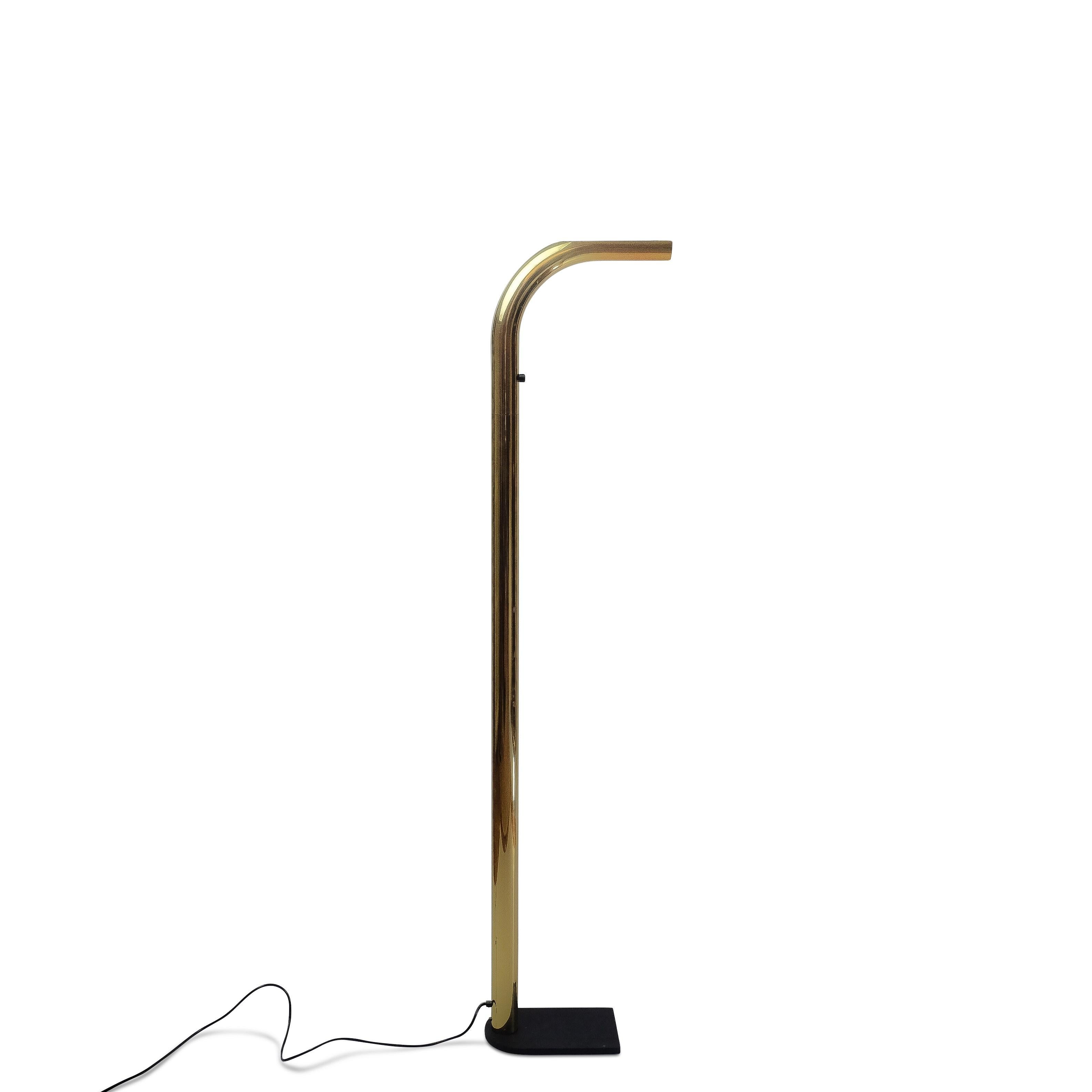 A tall standing floor lamp of Italian origin – produced by Eleusi, model Oca. The lamp is executed in a gold coloured metal (extremely rare) and features a dimmer that regulates the upward light beam, thus providing an indirect light source. This