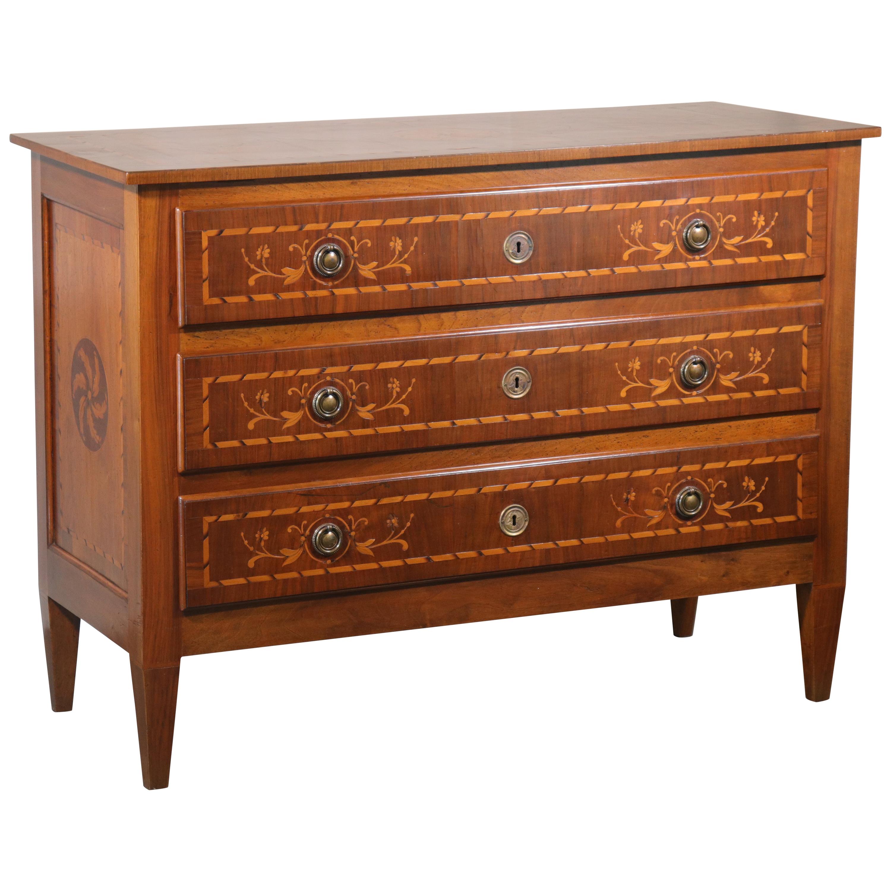 Rare Italian Walnut and Oak Marquetry Commode, Museum Quality, circa 1700 For Sale