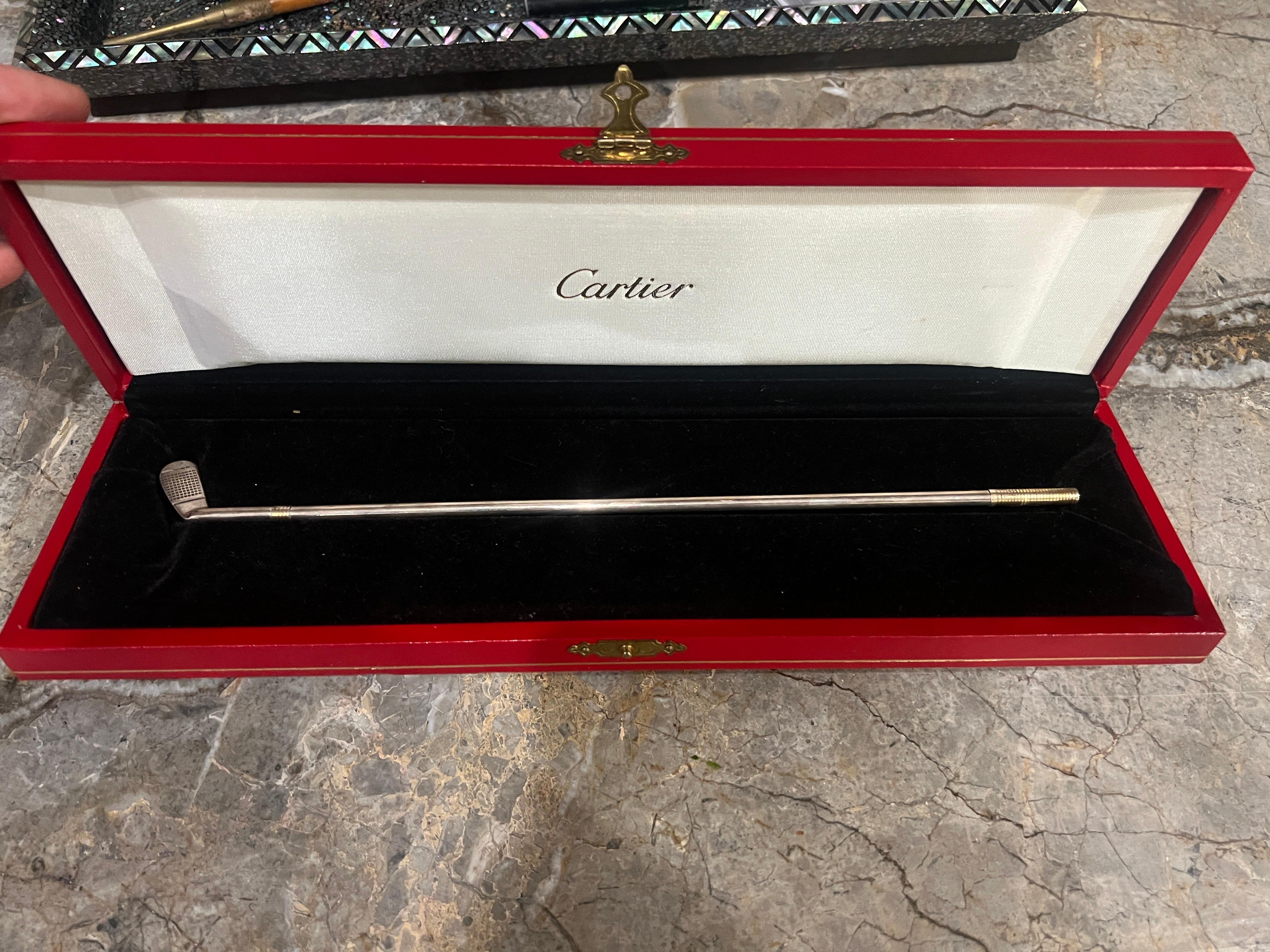 Un magnifico ed estremamente raro shaker da cocktail Cartier, ingegnosamente modellato come una mazza da golf a figura intera. Realizzato in argento massiccio con dettagli in oro a 14 carati sull'impugnatura e sulla fascia, questo pezzo fonde un