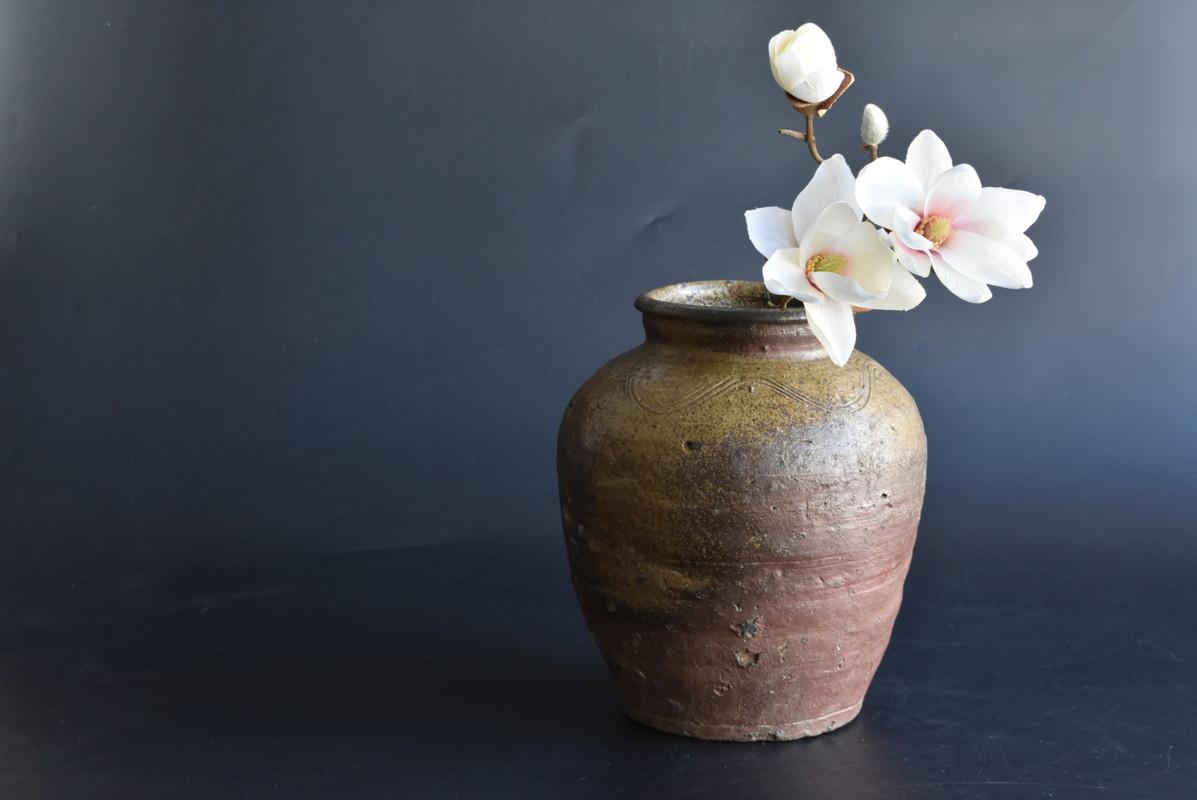 Bizen is a kiln located in Okayama prefecture, Japan.
It is one of the oldest pottery in Japan.

The beautiful color that comes out when baked in a kiln is attractive.
The Japanese have long liked this kind of accidental beauty.
Bizen ware is