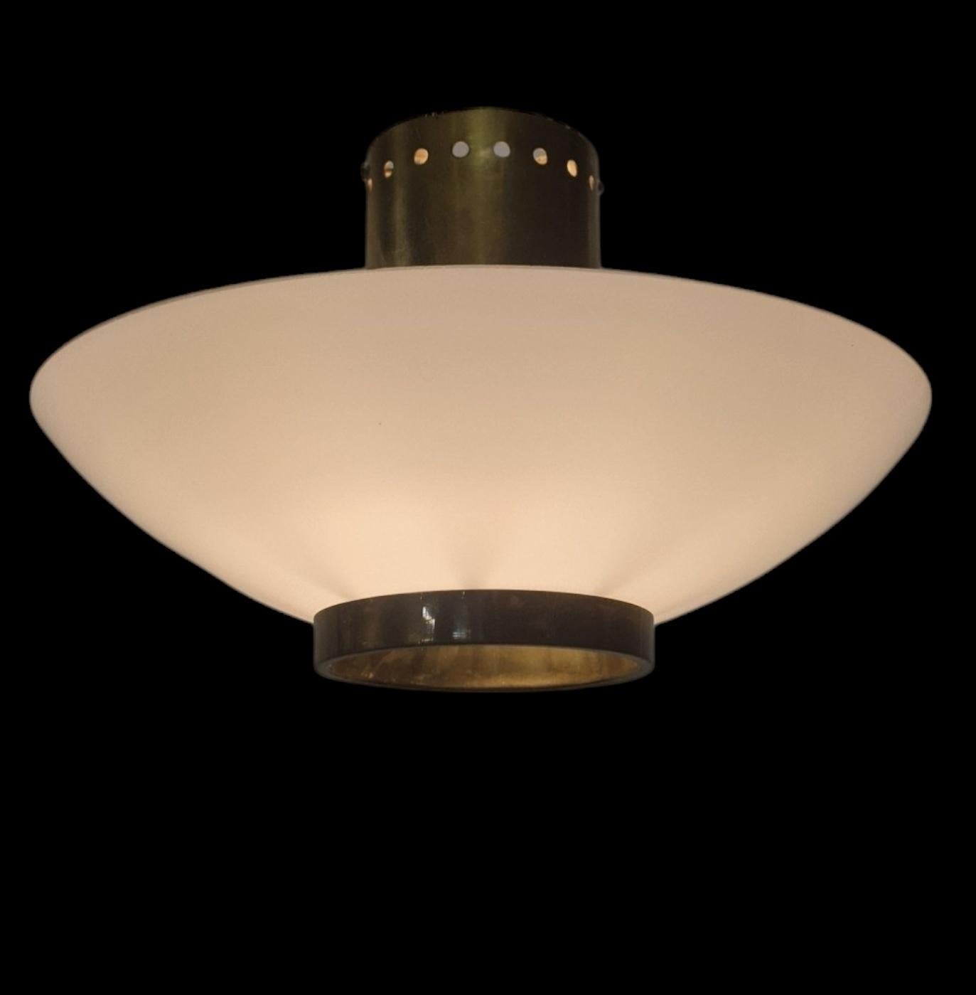 A rare and beautiful modernistic ceiling lamp by Itsu from the 1950s. Itsu was one of the leading lamp manufacturers in Finland during the middle of the 20th century. Along with companies like Taito Oy, Idman and Orno they defined what Finnish