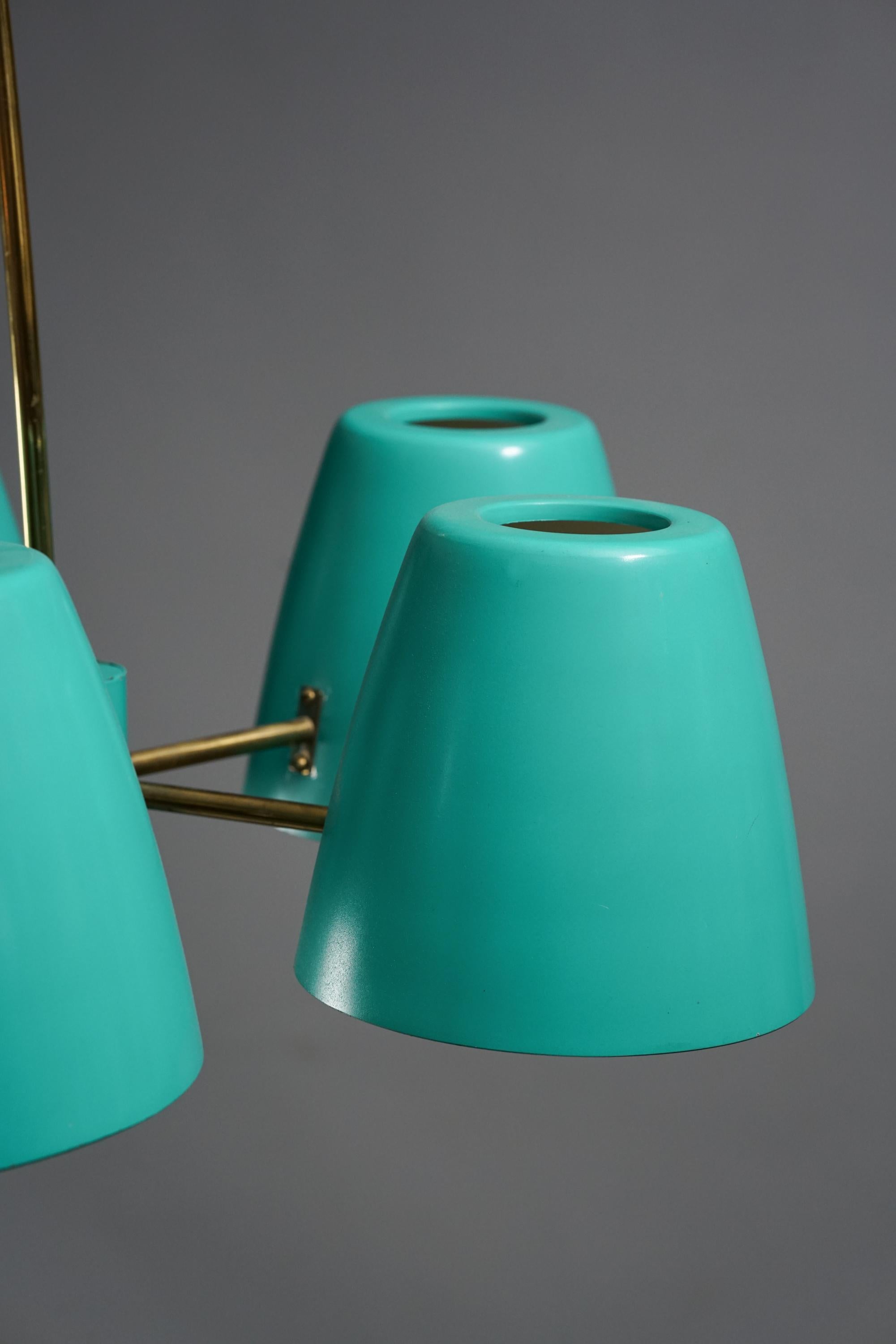 Raro lampadario Itsu degli anni '50. In metallo con dettagli in ottone, con il marchio Itsu. Buone condizioni vintage, lievi segni di usura dovuti all'età e all'uso.