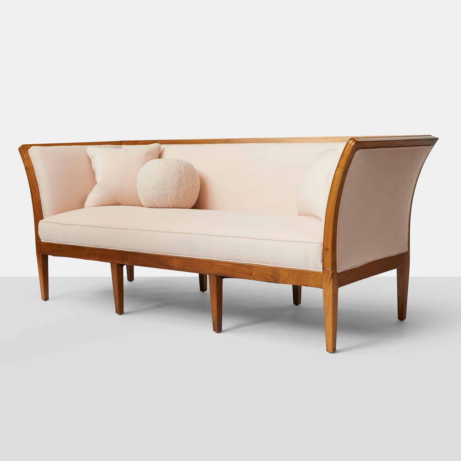 Ein elegantes Jacob Kjaer-Sofa mit 8 Beinen, festem Sitz und Rückenlehne, restauriert in einem luxuriösen blassrosa Prima Alpaca-Stoff von Sandra Jordan.