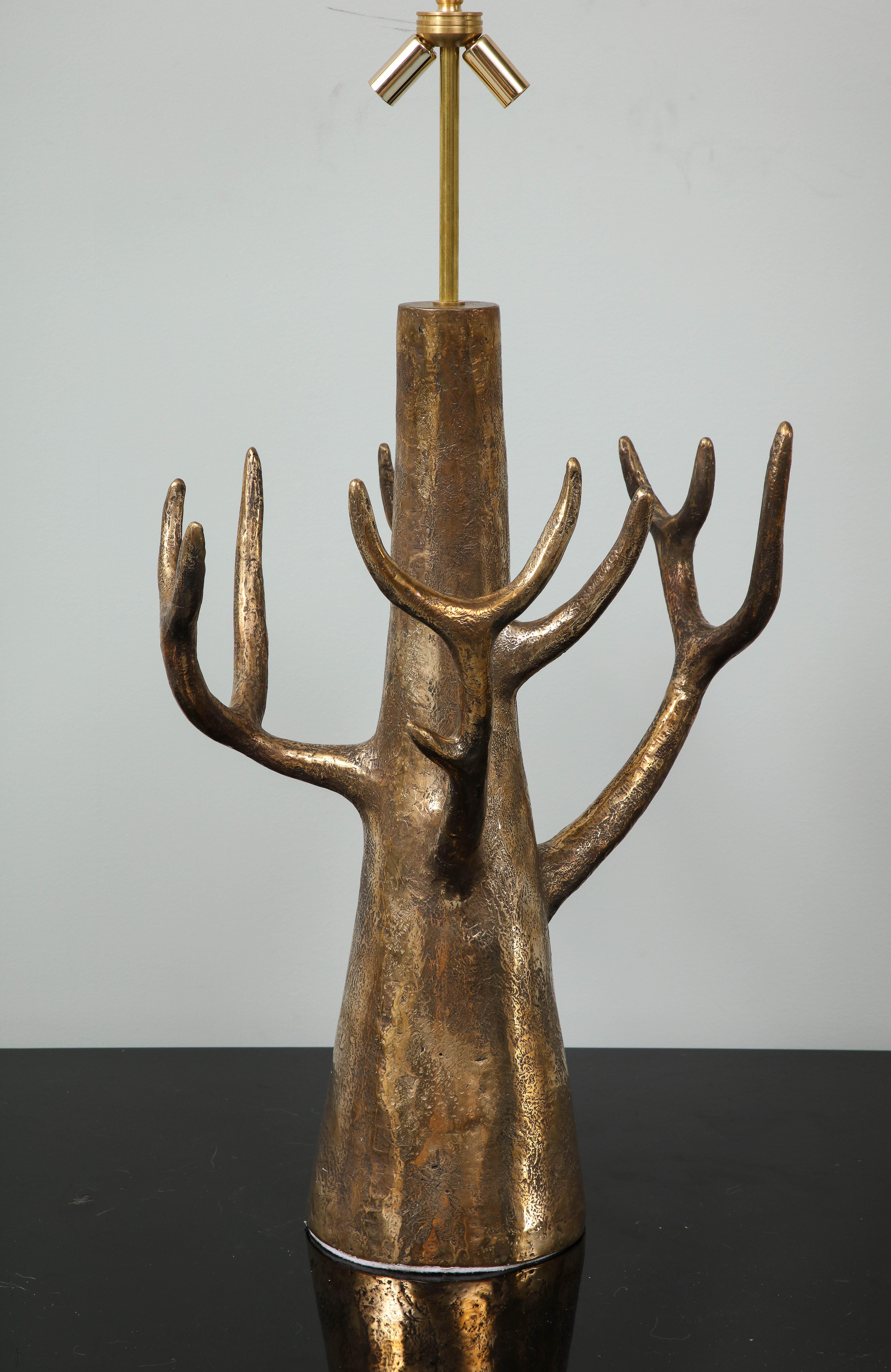This lamp in bronze is unique and numbered 2 out of 8. Only 2 have been made by the sculptor. The tree is the inspiration and this lamp which has been American wire, can be considered as a sculpture. 