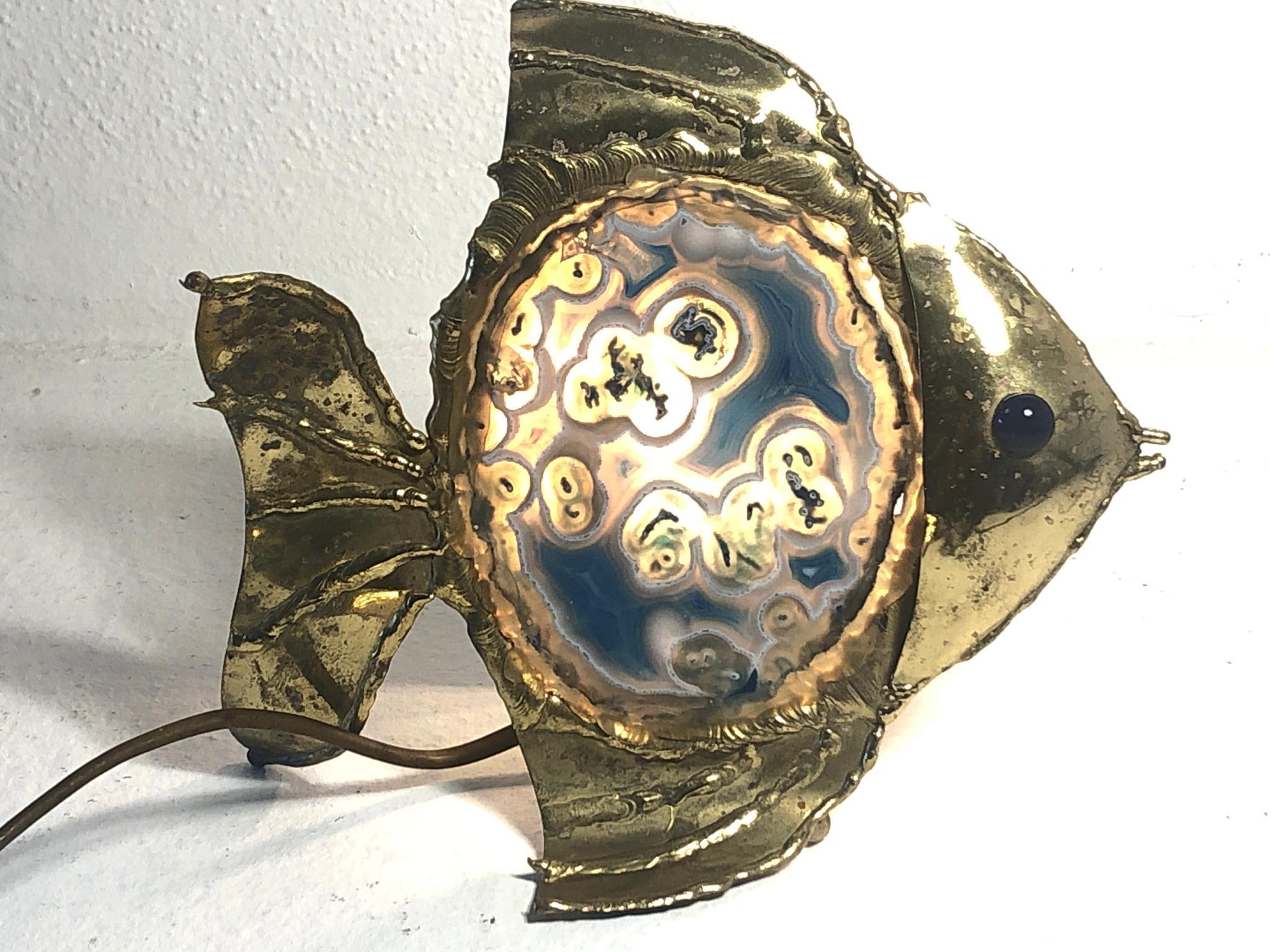 Rare Jacques Duval Brasseur, sculpture détaillée en bronze et agate et lampe en forme de poisson. Non signée.

années 1970, fabriqué en France.

Cette pièce est en quasi-excellent état.

Une pièce étonnante et rare.
 