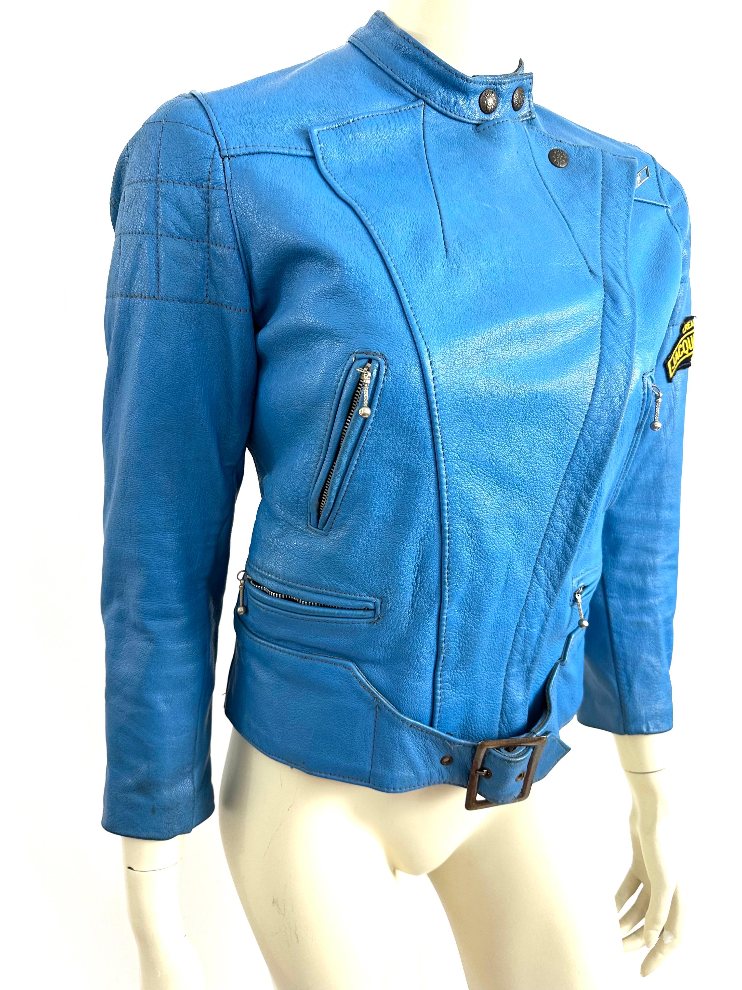 Blouson de motard Jacques Icek des années 1970, fabriqué en France, en cuir de mouton épais et résistant dans un superbe bleu azur.
imposante fermeture éclair avec la tirette 