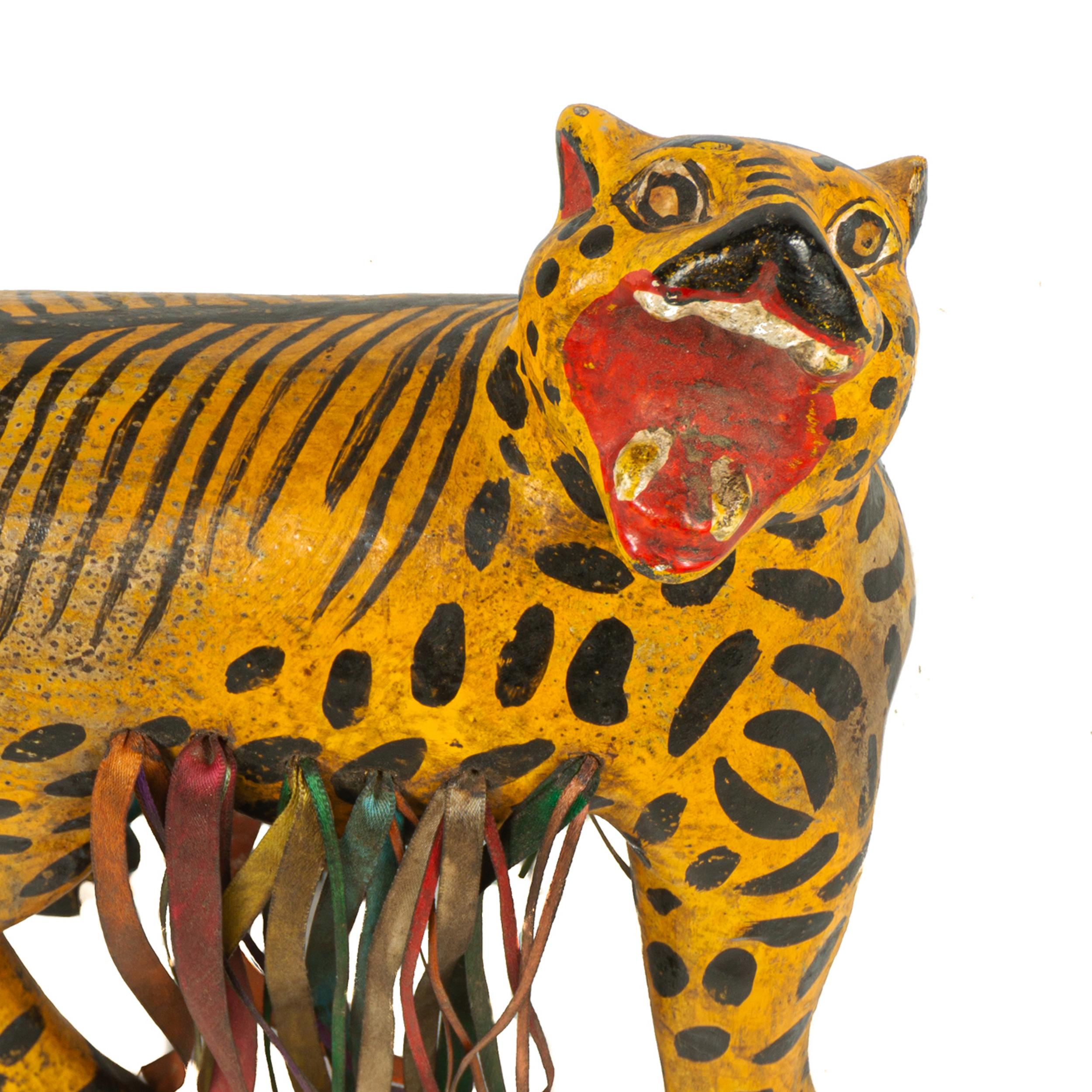 Ce tigre vintage sculpté et peint à la main, est vraisemblablement fabriqué à Chilapa, Guerrero, vers 1940, dans un style d'art populaire. La sculpture a été réalisée dans un style naïf et a été peinte à la main avec des détails.

Un exemple très