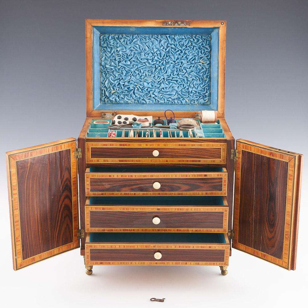Encabezamiento : Raro armario de costura de la regencia de Tunbridge Ware de James Friend
Fecha : c1815
Periodo : Regencia
Origen :Tunbridge Wells, Kent
Decoración : Las puertas dobles delanteras y la cubierta están decoradas con un cubo central con