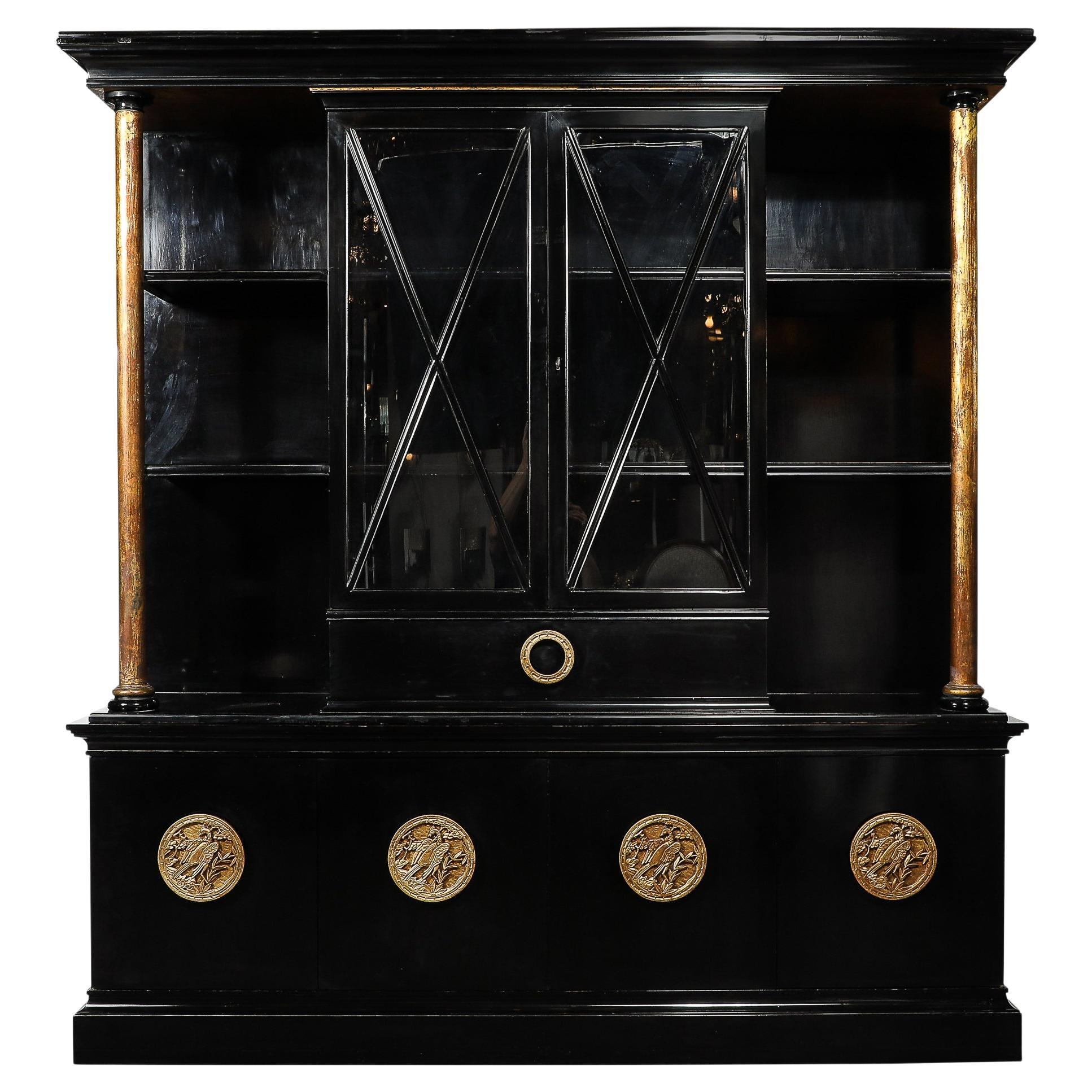 Rare armoire James Mont en laque noire avec poignées sculptées dorées