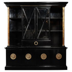 Rare armoire James Mont en laque noire avec poignées sculptées dorées