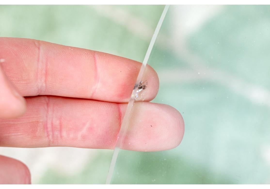 Un incredibile design dell'iconico e drammatico designer di metà secolo James Mont (1904-1978). Il tavolo ha una base a trifoglio con foglia d'argento e laccatura in bronzo metallizzato con lati aperti.  La bordatura completa è stata indossata per