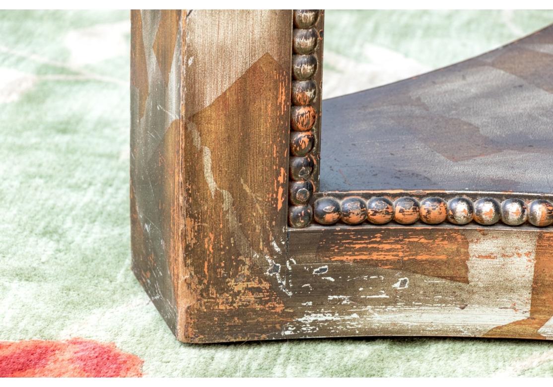 Americano Raro tavolo da cocktail in foglia d'argento di James Mont del metà del secolo scorso con piano in vetro in vendita