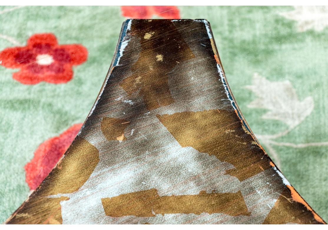 Bronzato Raro tavolo da cocktail in foglia d'argento di James Mont del metà del secolo scorso con piano in vetro in vendita