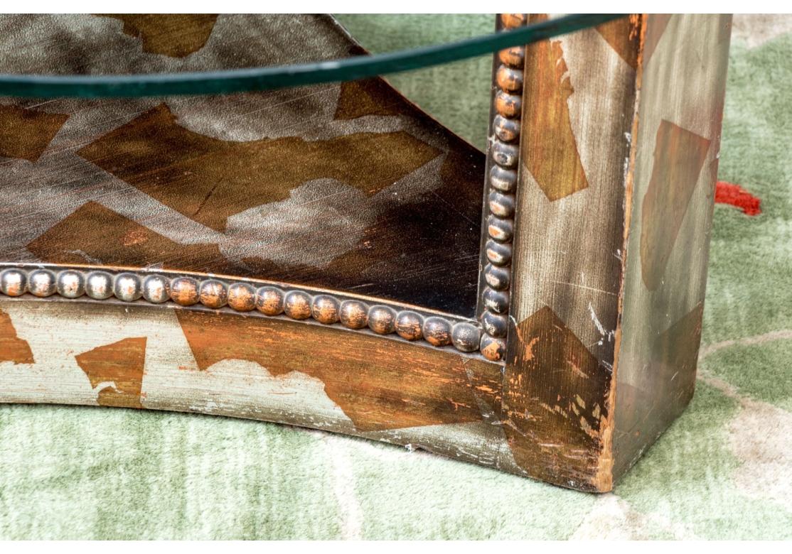 Vetro Raro tavolo da cocktail in foglia d'argento di James Mont del metà del secolo scorso con piano in vetro in vendita