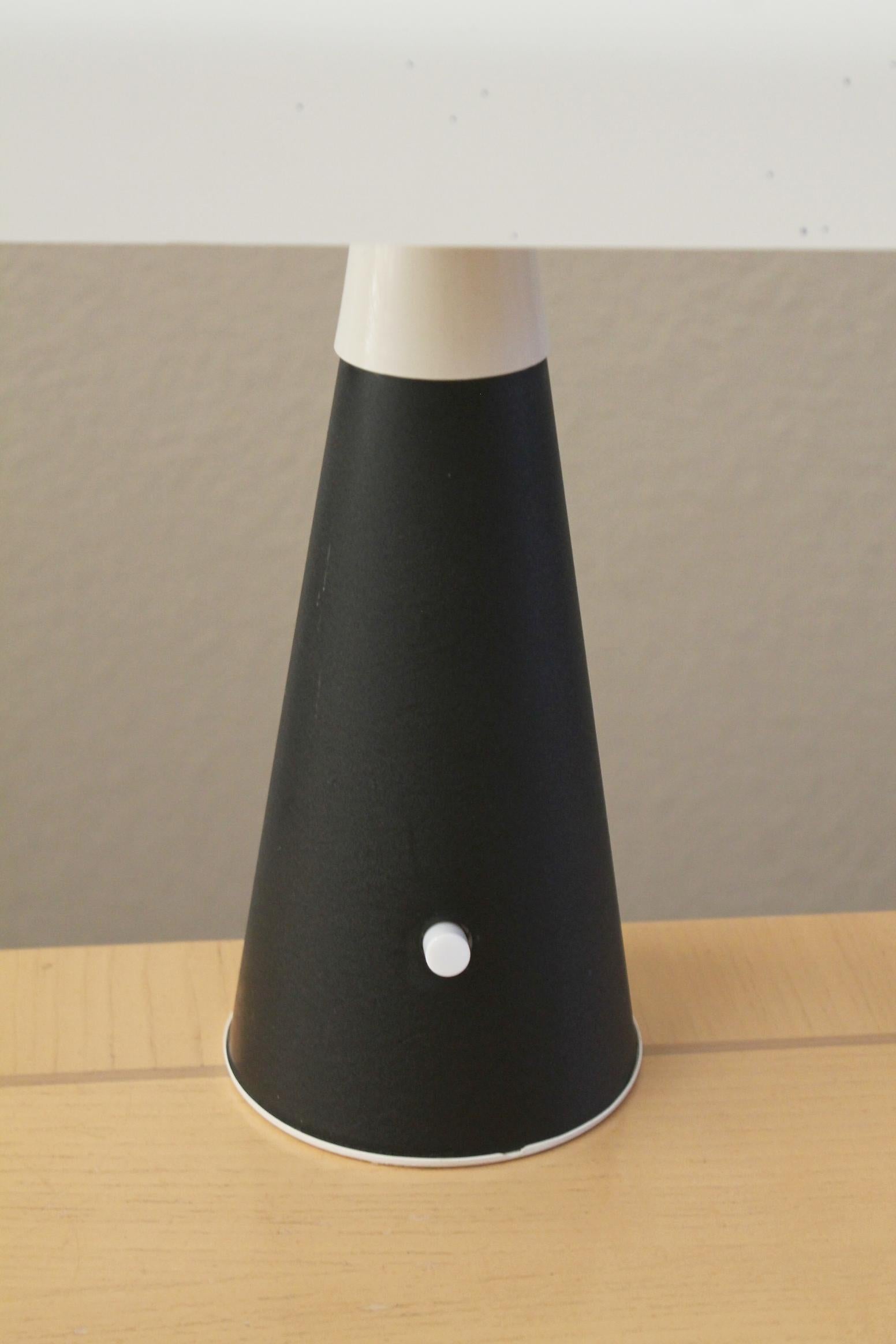 ¡Raro! ¡Japón Panasonic Lámpara de mesa fluorescente modernista! 1960 Wow ¡Negro y Crema! Metal en venta