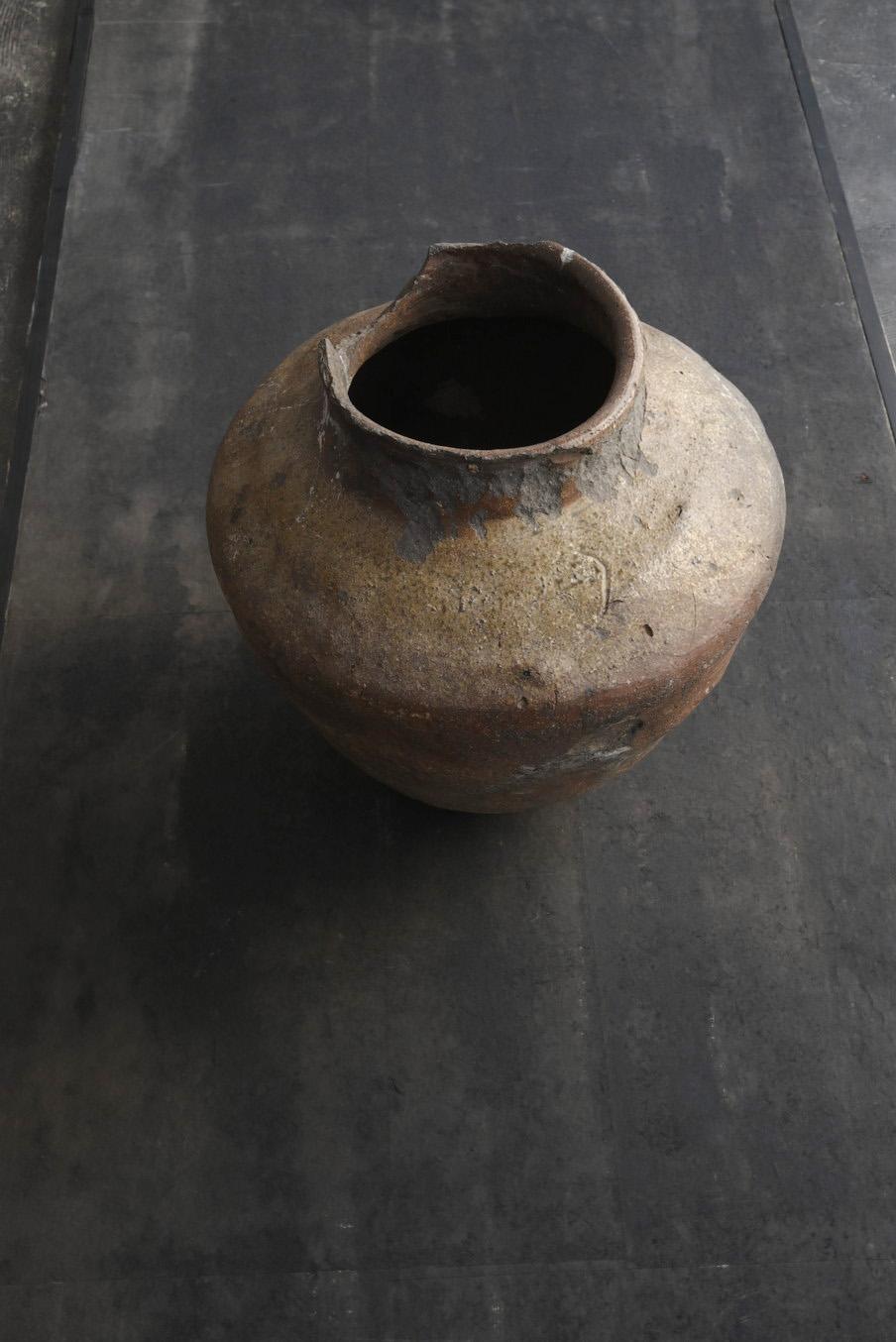 Rare Japanese antique pottery jar/13th century/Kamakura period/Excavated pottery In Good Condition For Sale In Sammu-shi, Chiba