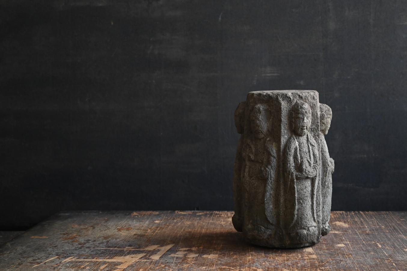This is a rare hexagonal stone Buddha of Jizo Bosatsu, created during the Edo period. It is believed to have originally been part of a stone lantern, with different poses of Jizo Bosatsu carved on each side. The other parts of the stone lantern have