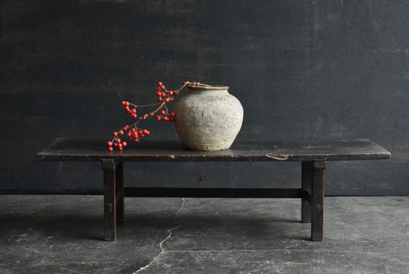 Dies ist eine seltene japanische antike Holz schwarz niedrigen Tisch in der späten Edo bis Meiji-Periode gemacht.
Die Platte ist aus Zelkova und die Beine sind aus Zypresse oder Zeder gefertigt.
Er hat ein sehr einfaches Design und passt in einen