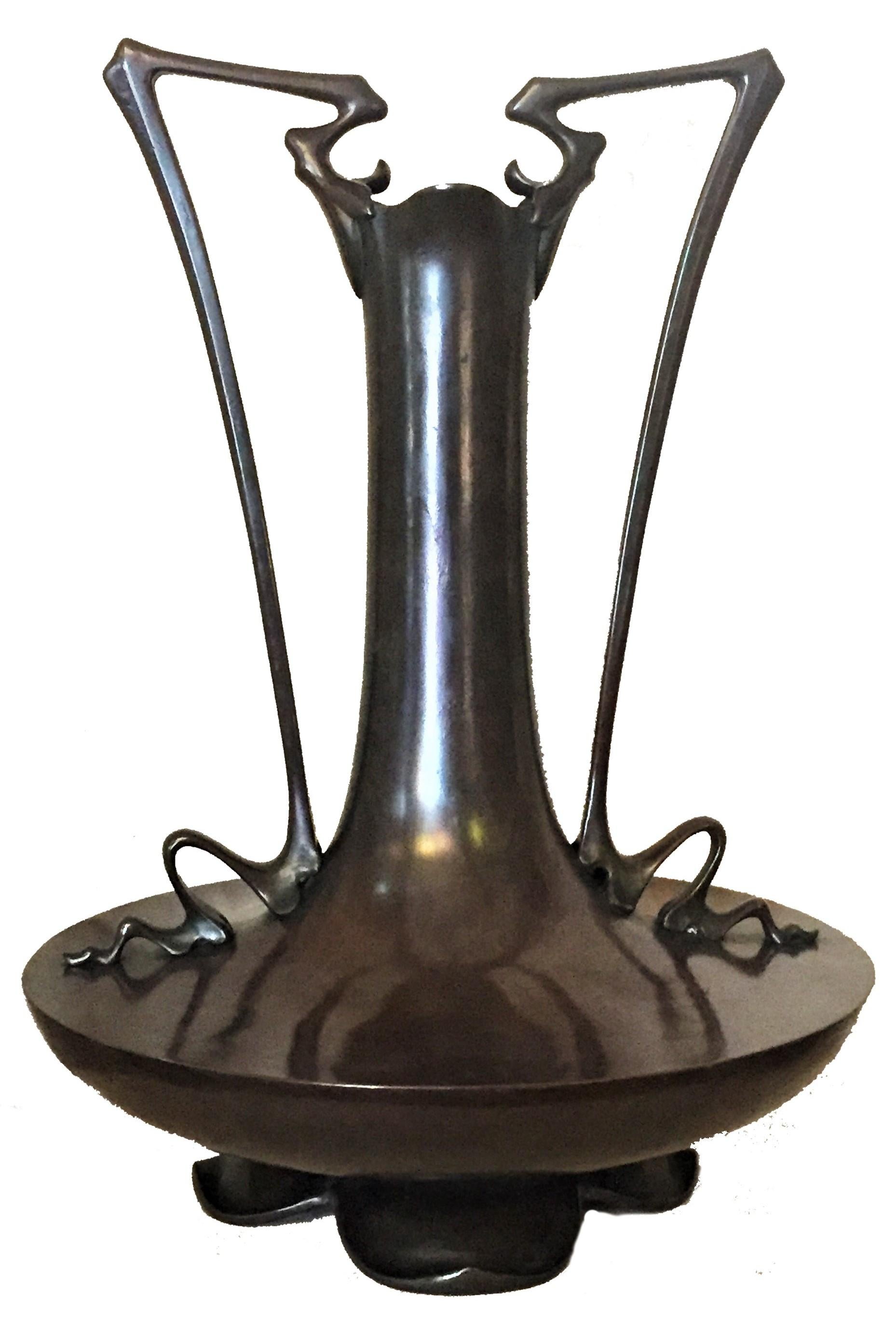 Bien qu'il ne soit pas marqué, ce rare et important vase en bronze patiné, à la fois grandiose et exquis, ne présente que quelques petits détails, comme la forme des anses, ainsi que la base, qui représente une fleur de lotus renversée, suggérant