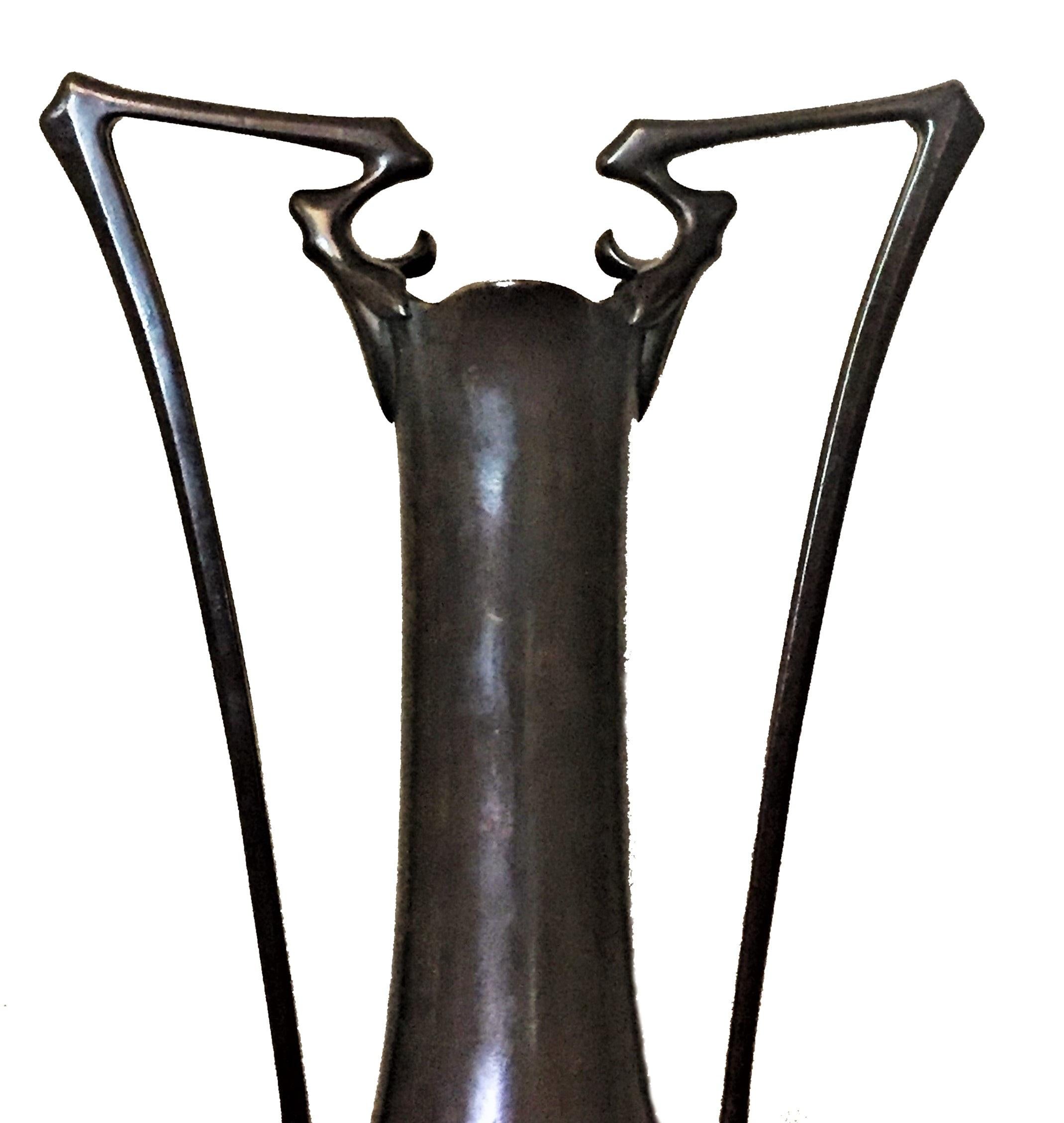 Japanese Art Nouveau Meiji Period Patinated Bronze Vase, circa 1900 In Good Condition For Sale In New York, NY