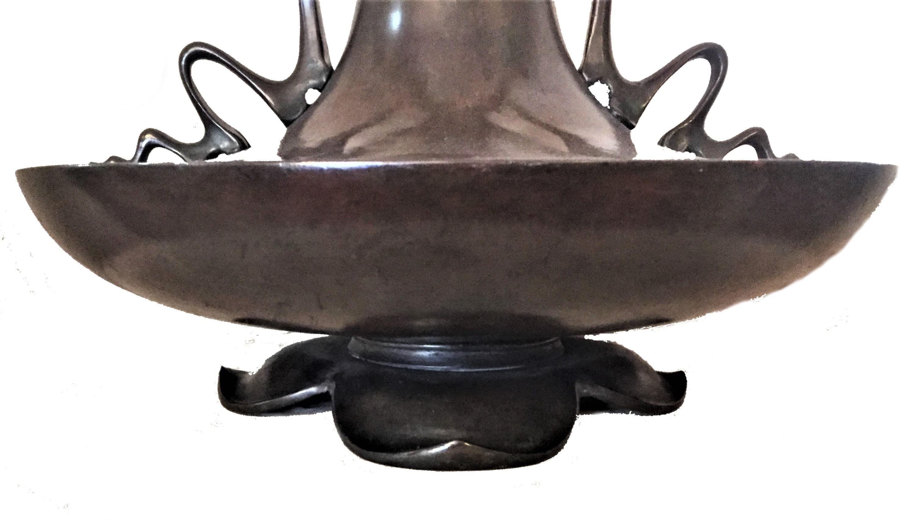 Vaso in bronzo patinato giapponese Art Nouveau periodo Meiji, 1900 circa In condizioni buone in vendita a New York, NY