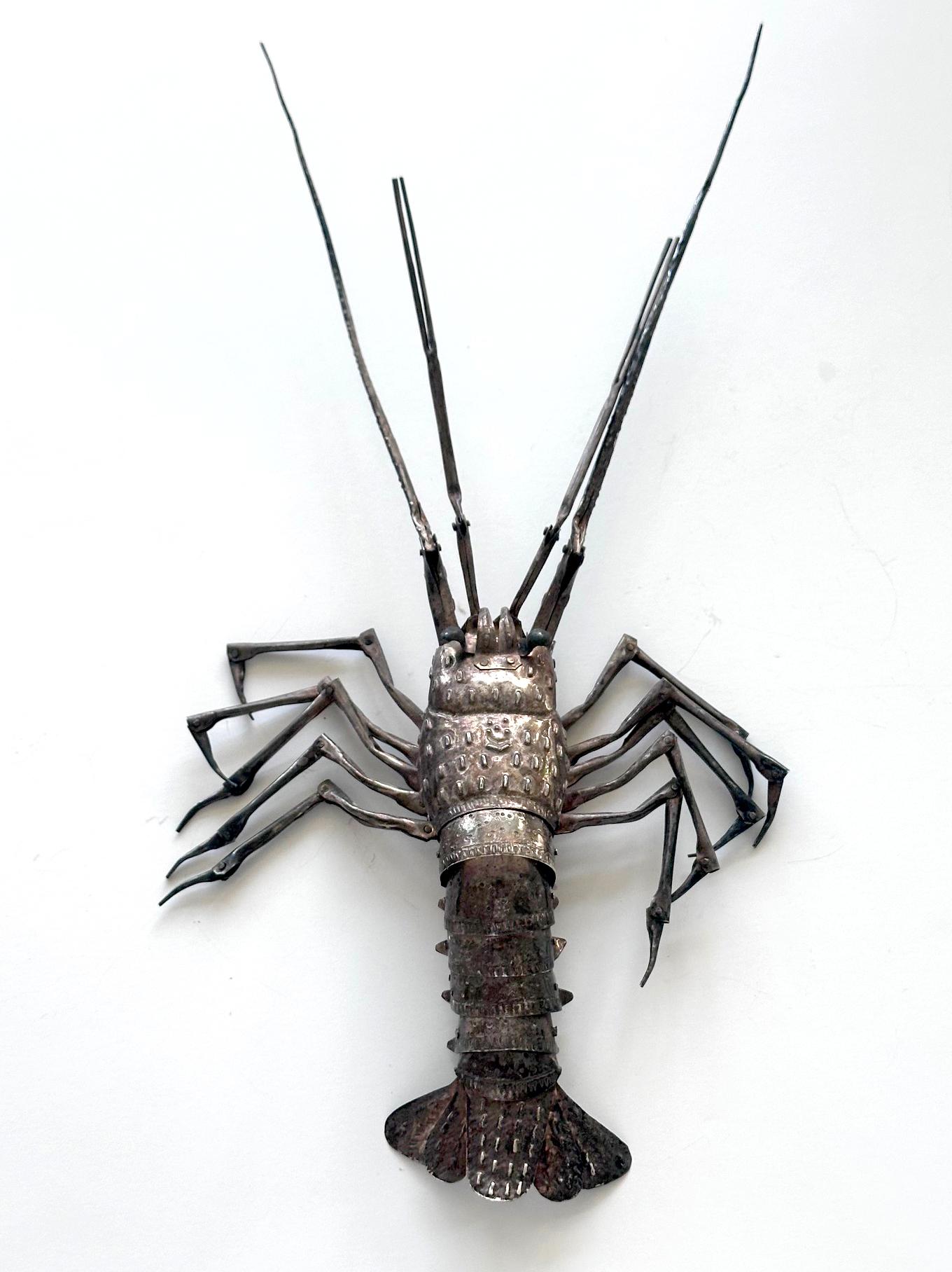 Nous vous proposons une rare langouste articulée (Ise-Ebi) en argent pur, réalisée par Myochin Hiroyoshi à la fin de la période Meiji, vers les années 1890-1900. En tant qu'objet d'exposition ornemental, ce type d'objet est connu en japonais sous le