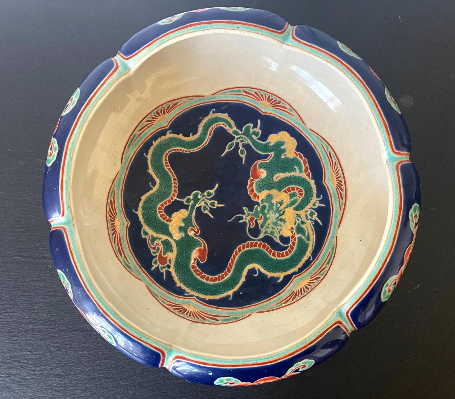 On offer is a rare ceramic bowl with overglazed design by the famed Japanese ceramic artist Makuzu Kozan (1842-1916), circa 1906-1916. The bowl is rather unusual from the potter's repertoire with its unique glaze colors and decoration, and it likely