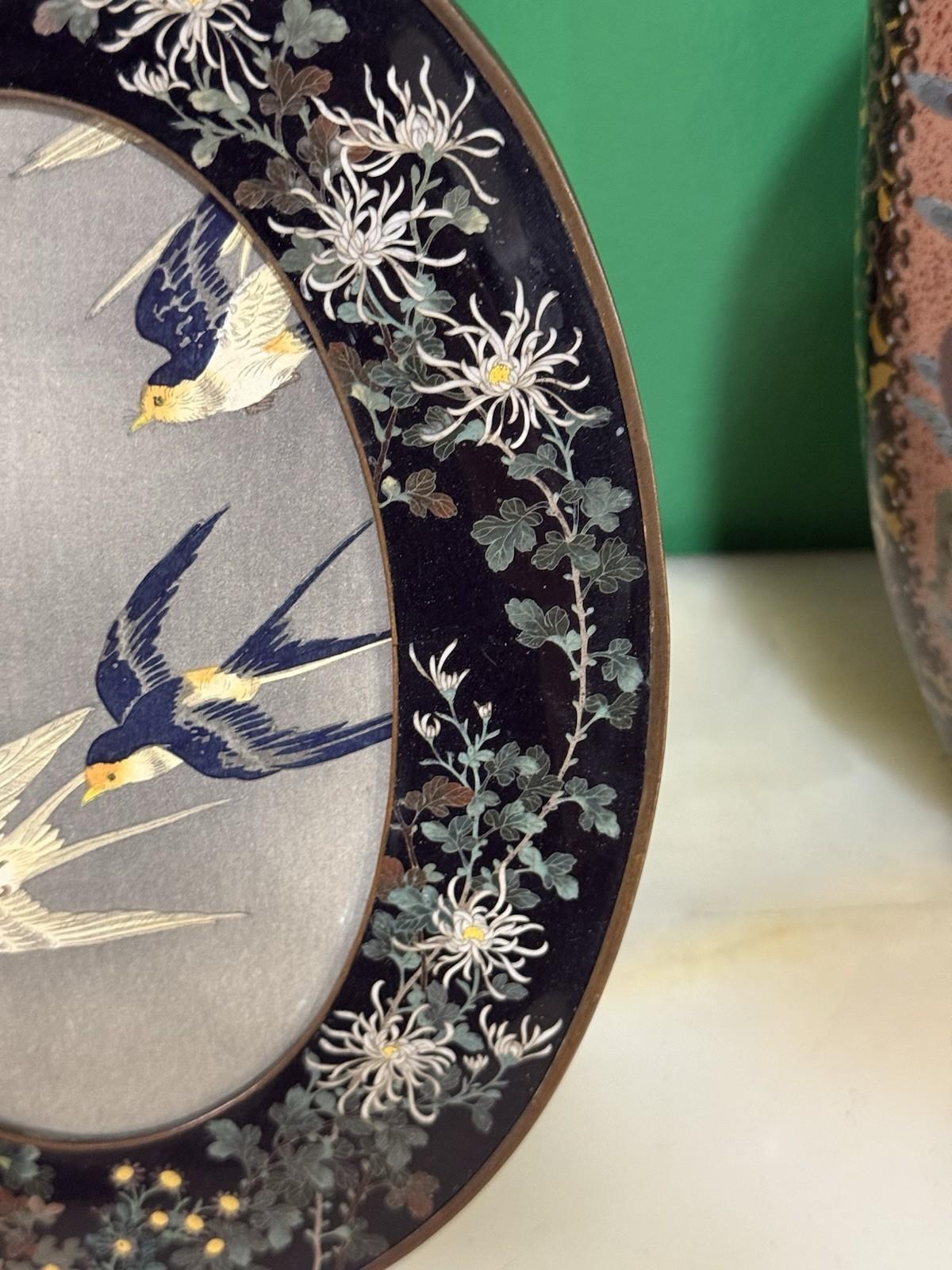 Rare Japanese Cloisonne Enamel Oval Frame with Chrysanthemums, Manner of Hayashi In Good Condition For Sale In Long Island City, NY
