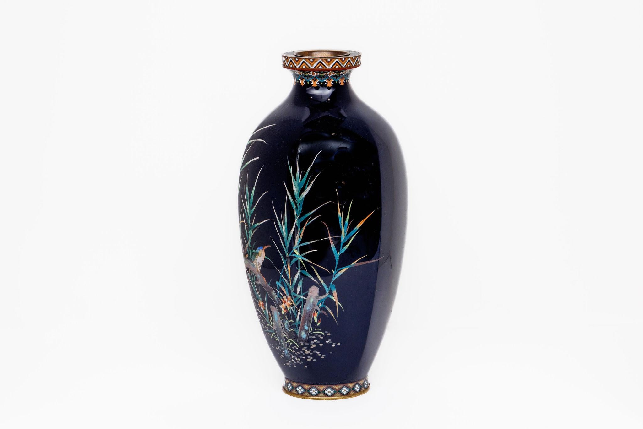 Seltene japanische Silber-Draht-Cloisonné-Emaille-Vase mit Kingfisher und Schilfrohr aus der Meiji-Periode, dem Hayashi Kodenji Studio zugeschrieben

Eine seltene und elegante japanische Cloisonné-Emaille-Vase aus der Meiji-Periode, die dem