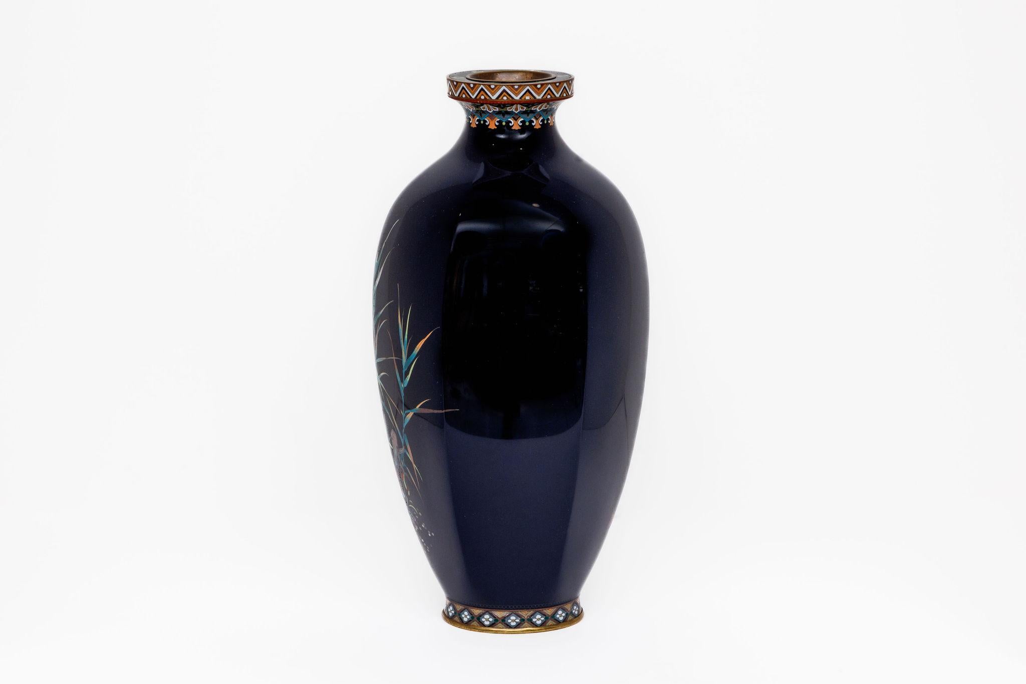 Seltene japanische Cloisonné-Emaille-Vase mit Kingfisher und Schilf, Hayashi Kodenji (Meiji-Periode) im Angebot