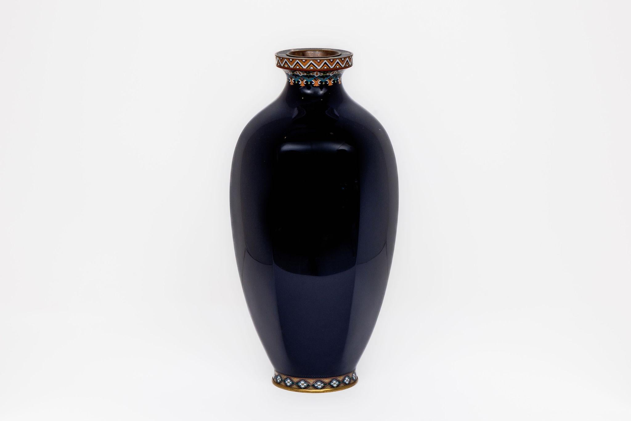 Seltene japanische Cloisonné-Emaille-Vase mit Kingfisher und Schilf, Hayashi Kodenji (Japanisch) im Angebot