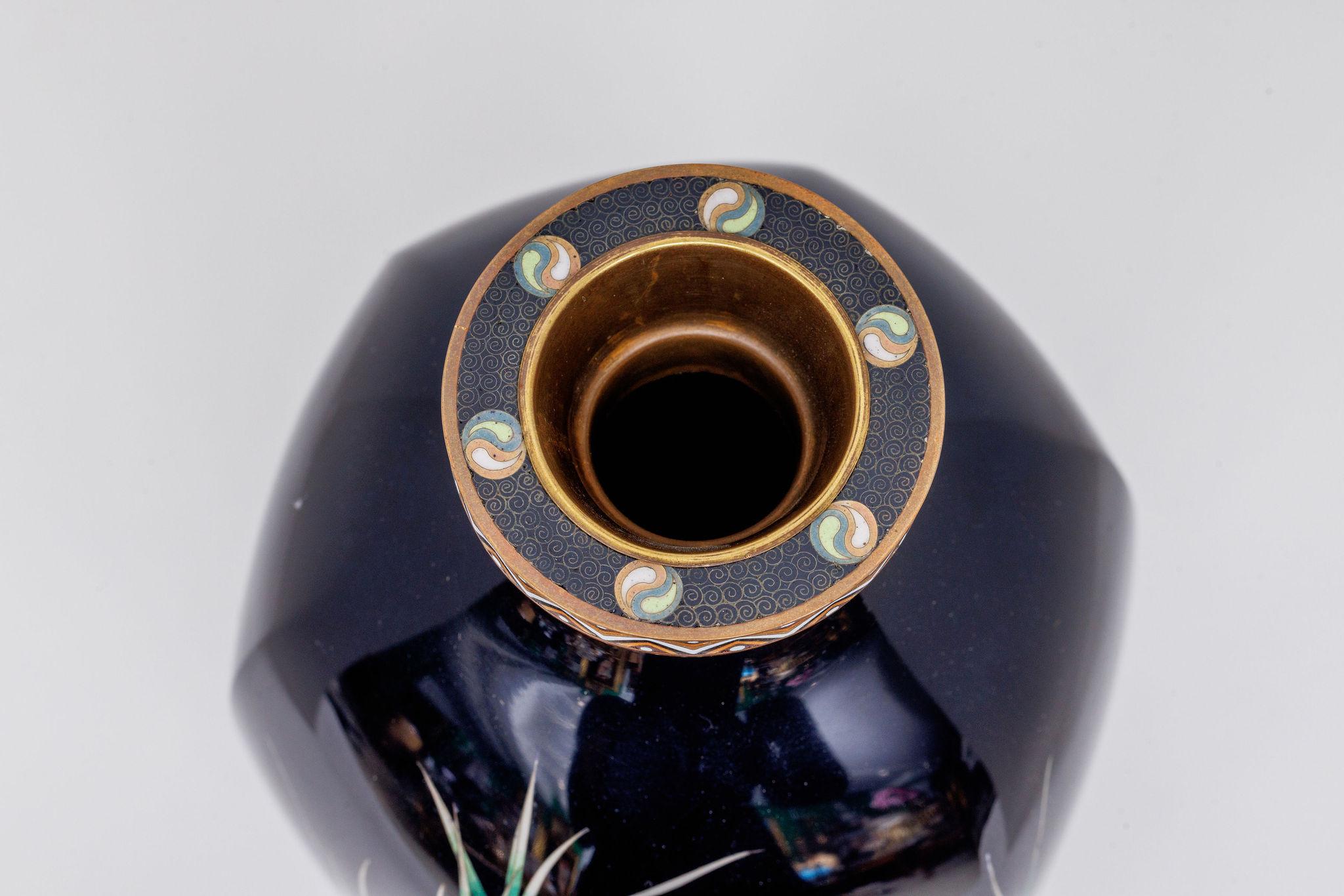 Seltene japanische Cloisonné-Emaille-Vase mit Kingfisher und Schilf, Hayashi Kodenji (19. Jahrhundert) im Angebot