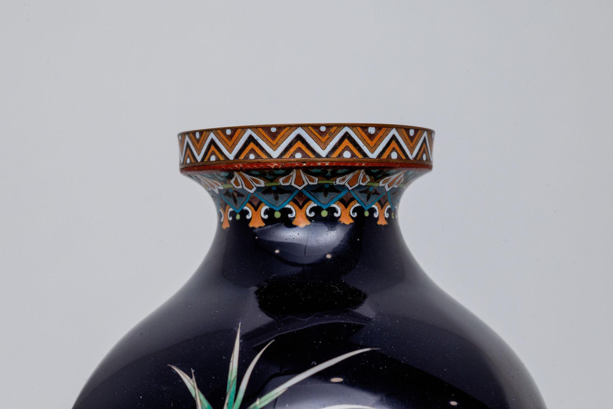 Seltene japanische Cloisonné-Emaille-Vase mit Kingfisher und Schilf, Hayashi Kodenji (Kupfer) im Angebot