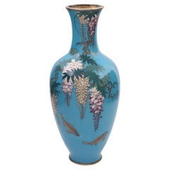 Rare vase japonais en émail closionne avec glycine et poisson signé
