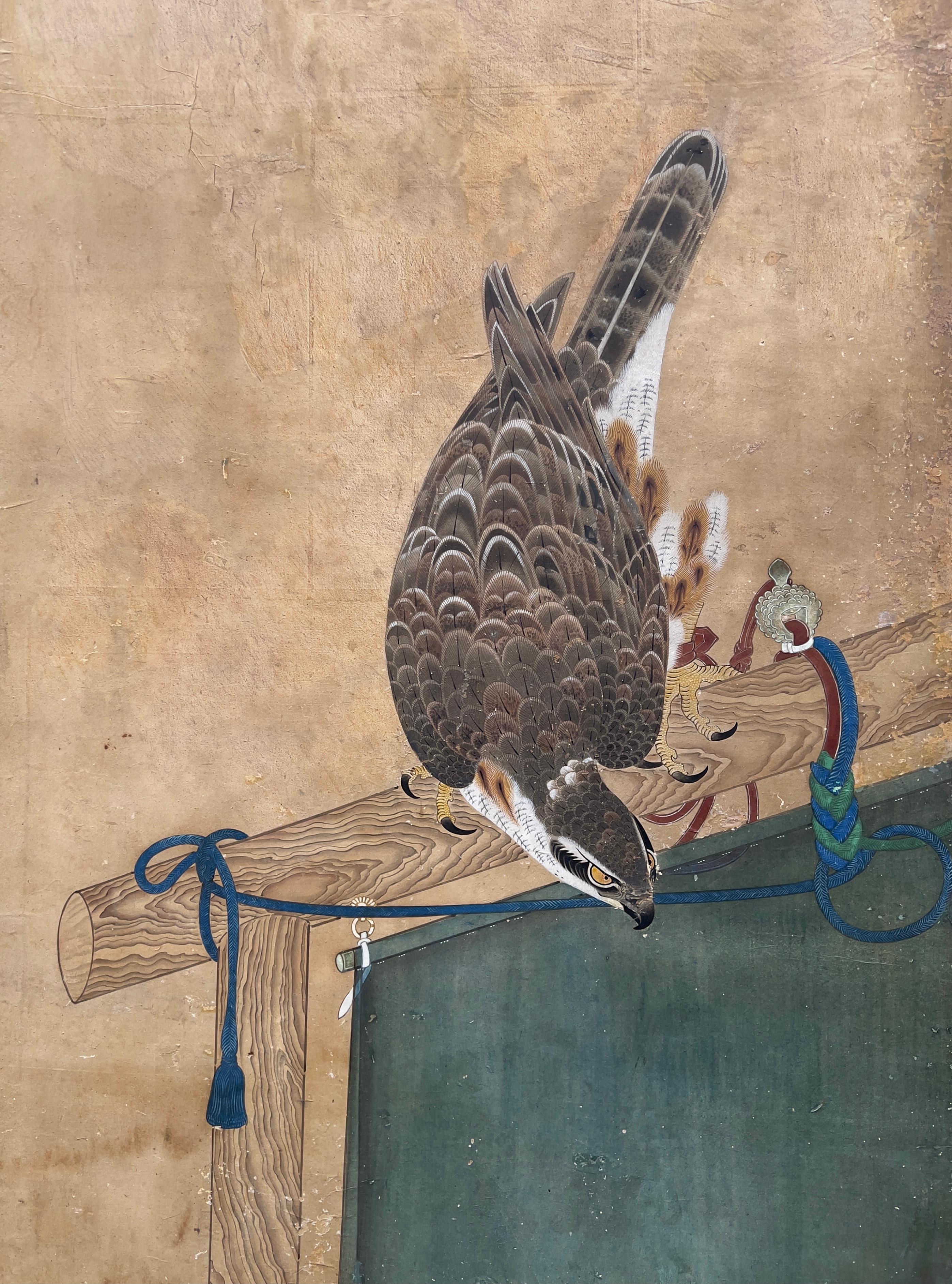 Raro biombo japonés, Kayo Zu, Halcones en una percha, Escuela Soga, Edo Pintado a mano en venta