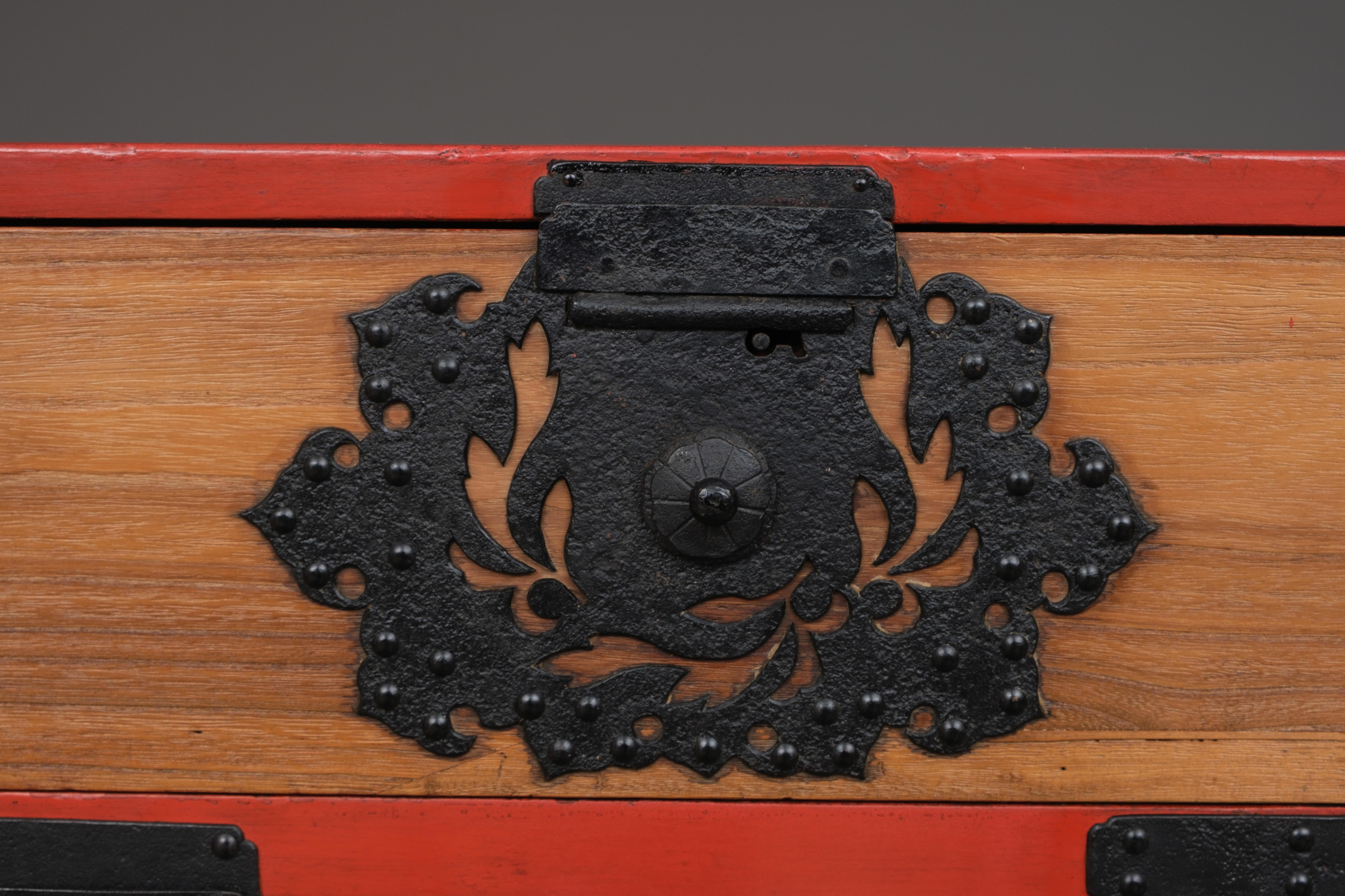 Rare, Japanese Kyûshû 九州 ishô’dansu 衣装箪笥 (chest of drawers) In Good Condition For Sale In Amsterdam, NL
