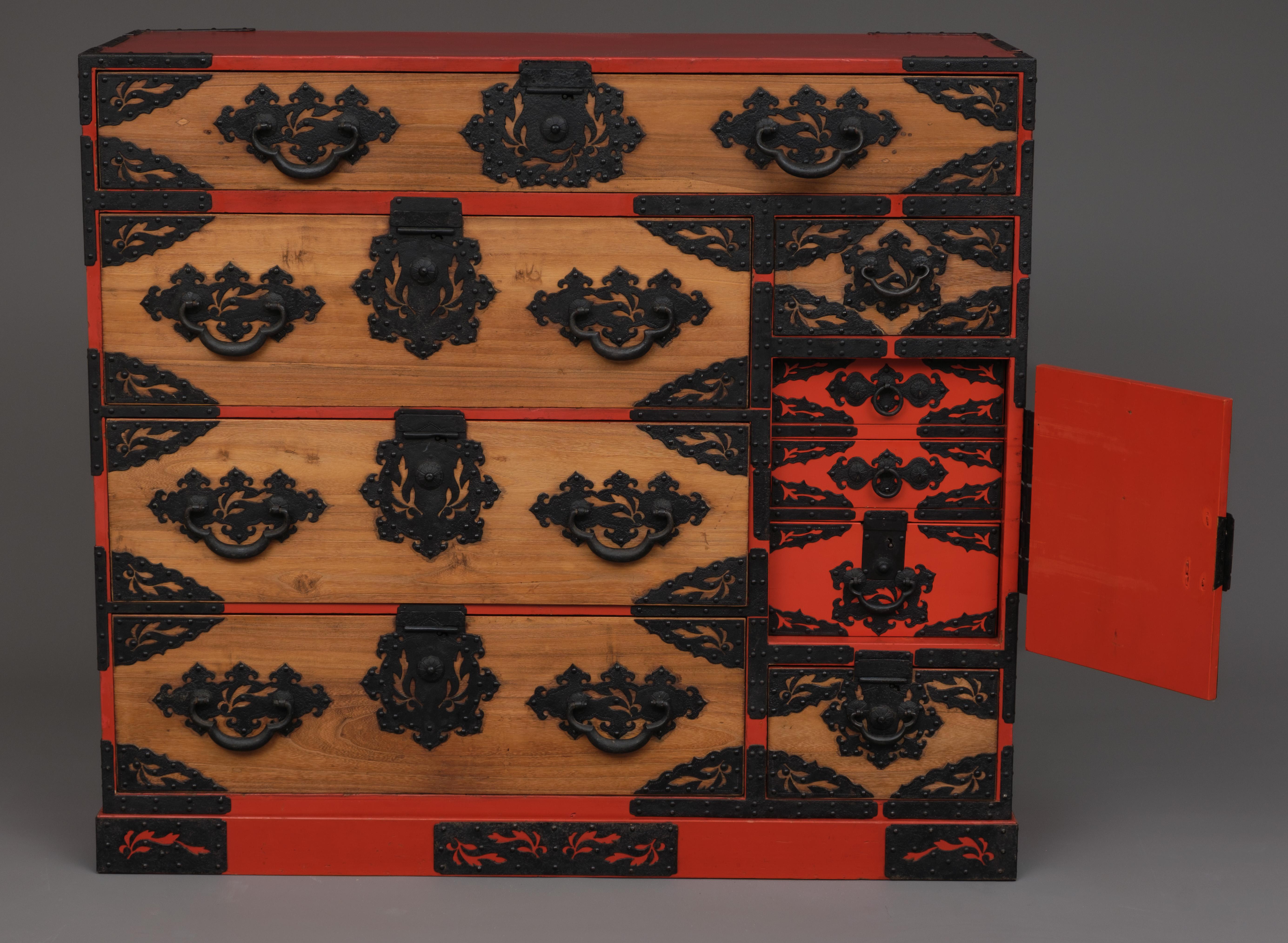 Rare, Japanese Kyûshû 九州 ishô’dansu 衣装箪笥 (chest of drawers) For Sale 3
