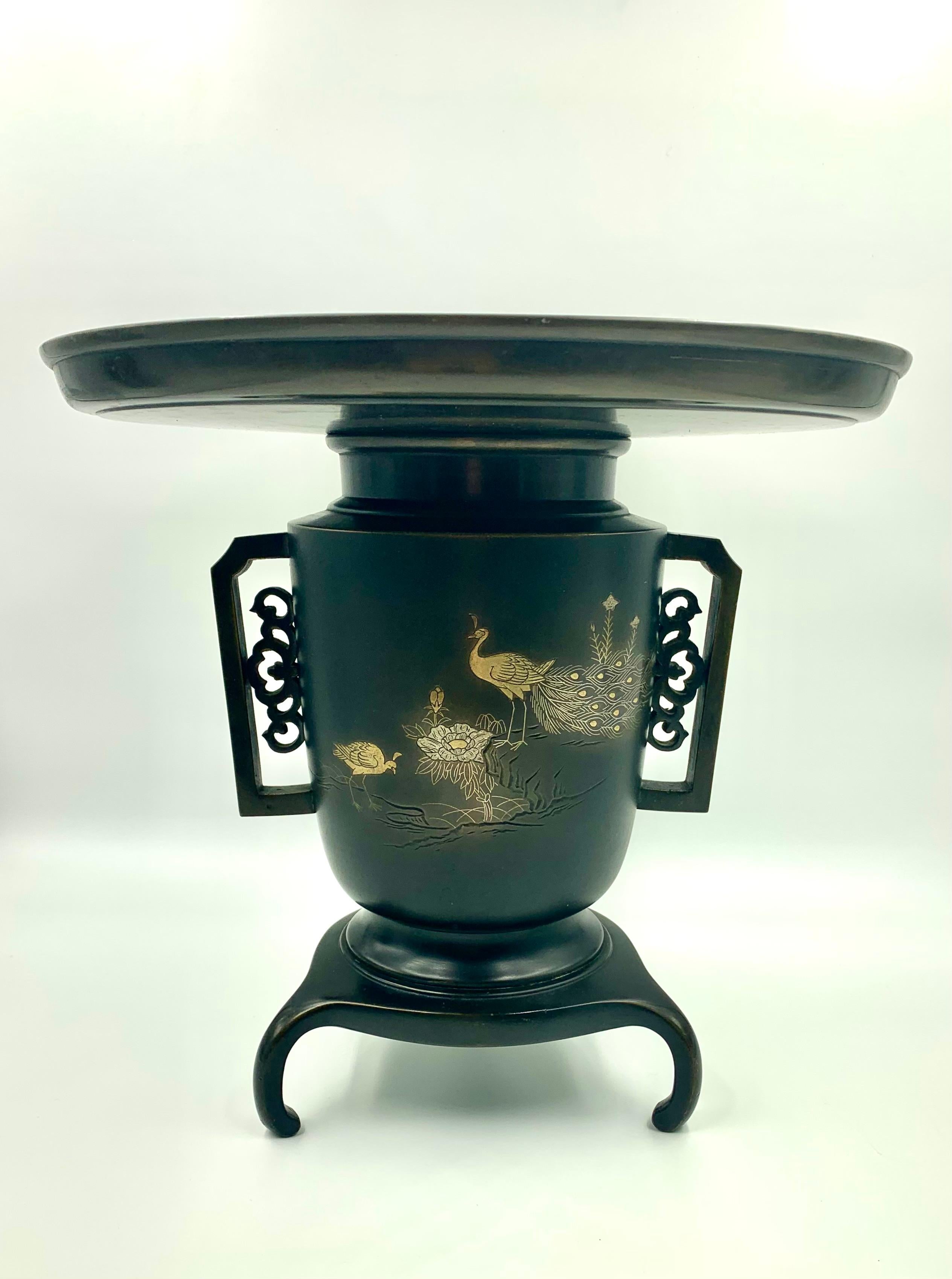 Japonais Rare vase japonais Usubata Ikebana à fleurs paon en bronze incrusté d'or et d'argent Meiji en vente