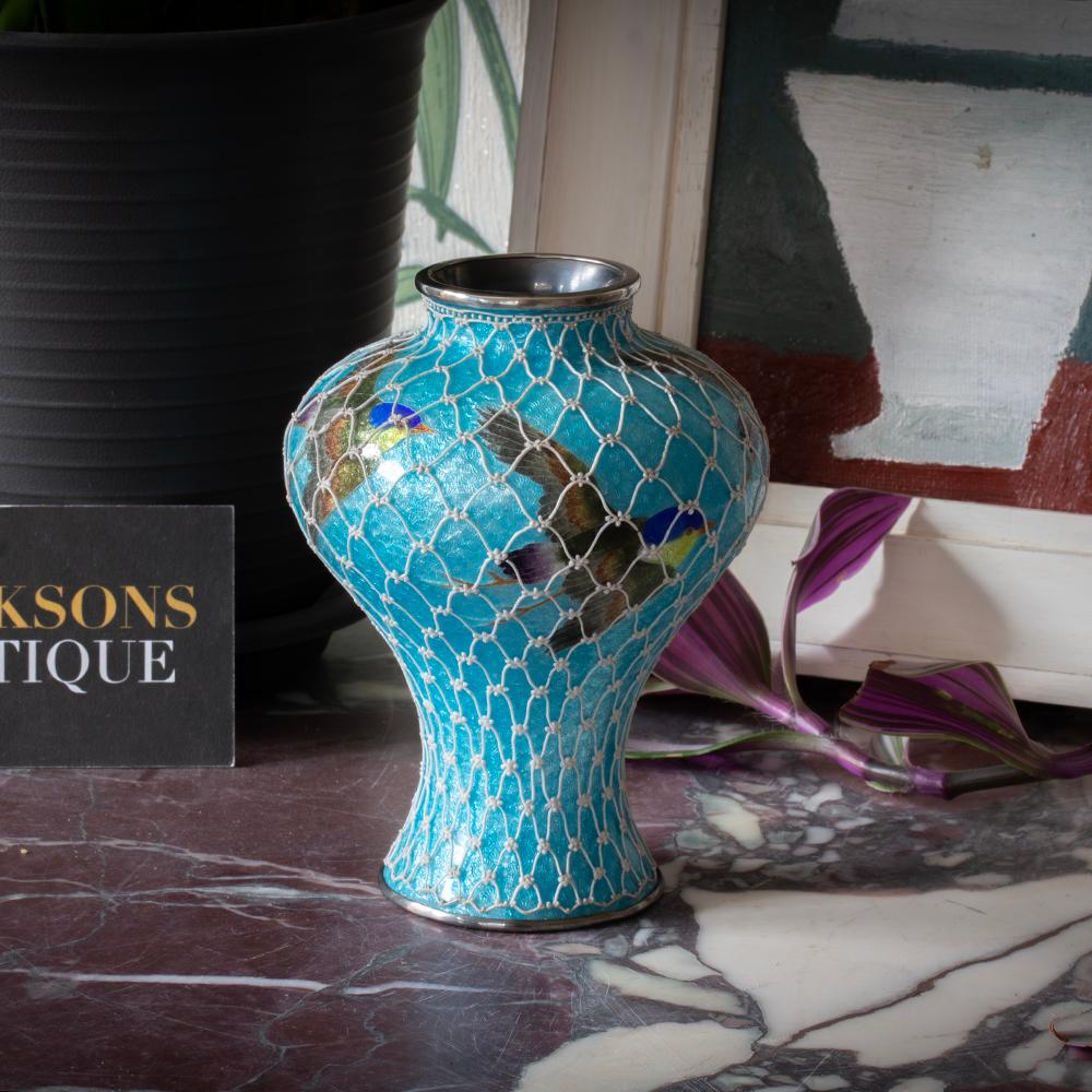 Rarissima rete Moriage 

Dalla nostra collezione giapponese, siamo entusiasti di presentare questo raffinato vaso giapponese in smalto cloisonne Moriage. Il vaso in smalto cloisonne a forma di balaustro con un ampio corpo a vita e un collo bulboso