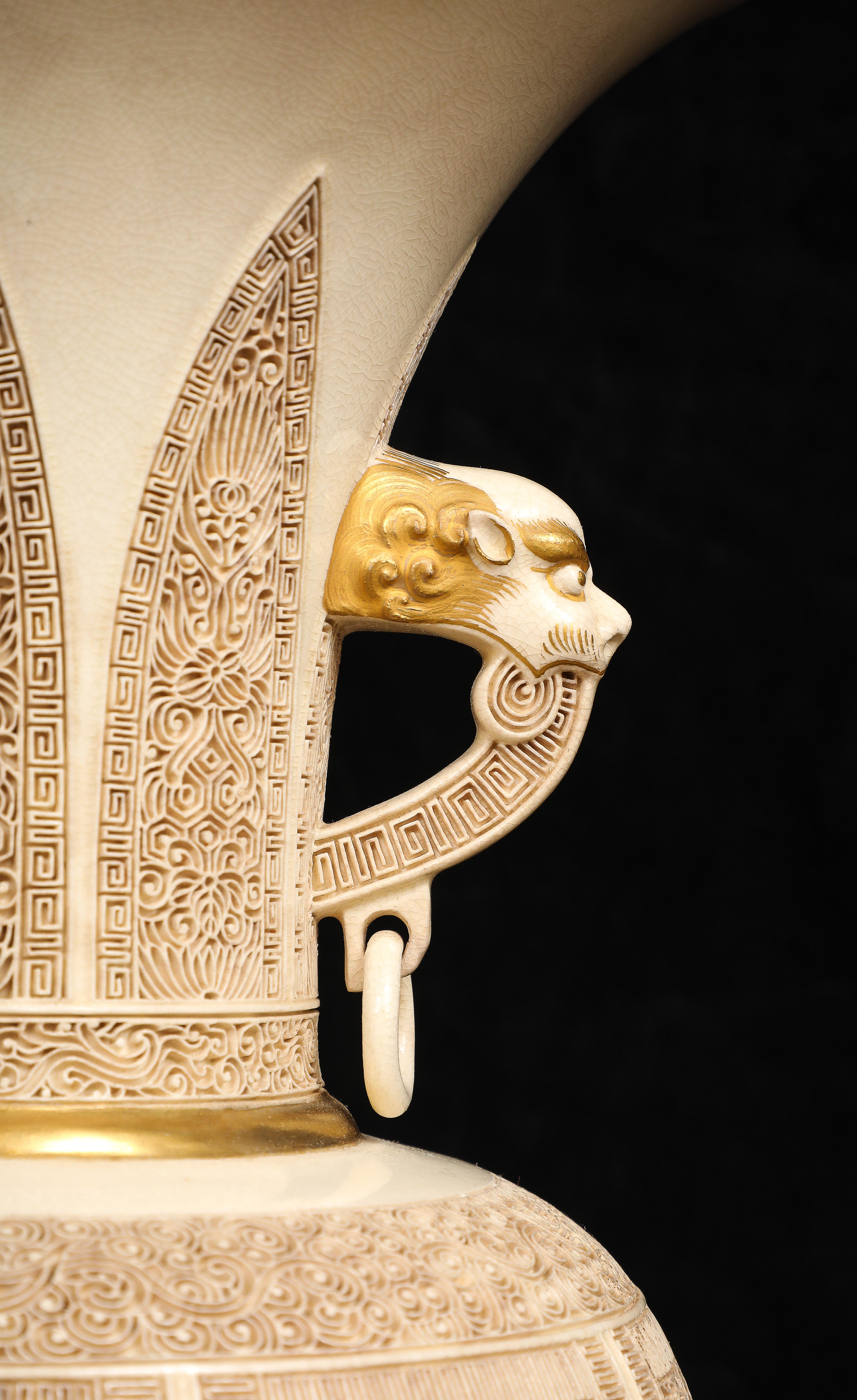 Seltene japanische Meiji Satsuma Crackle Ware Vase w / Carving von Tashiro Factory im Angebot 3