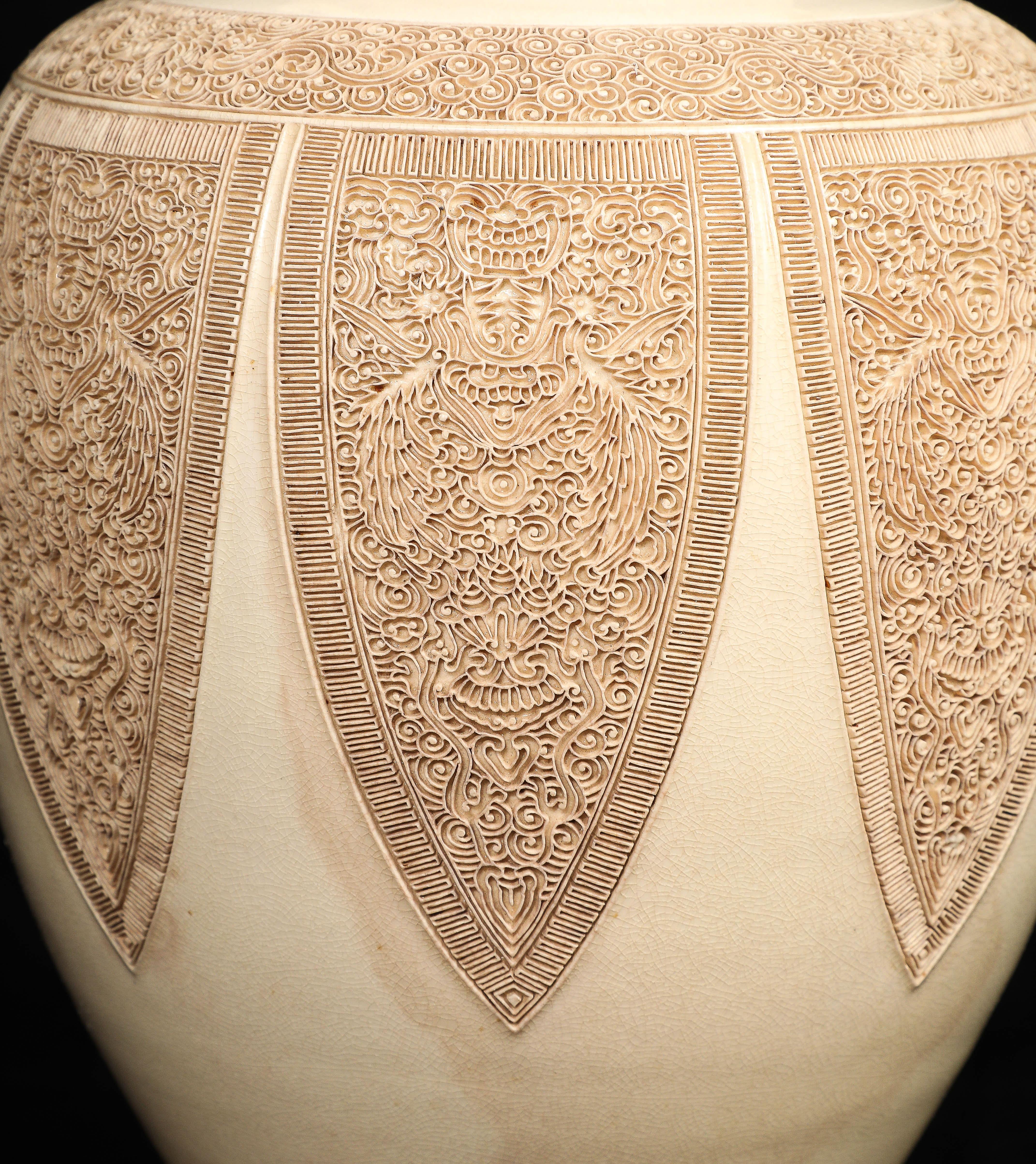 Seltene japanische Meiji Satsuma Crackle Ware Vase w / Carving von Tashiro Factory im Angebot 9