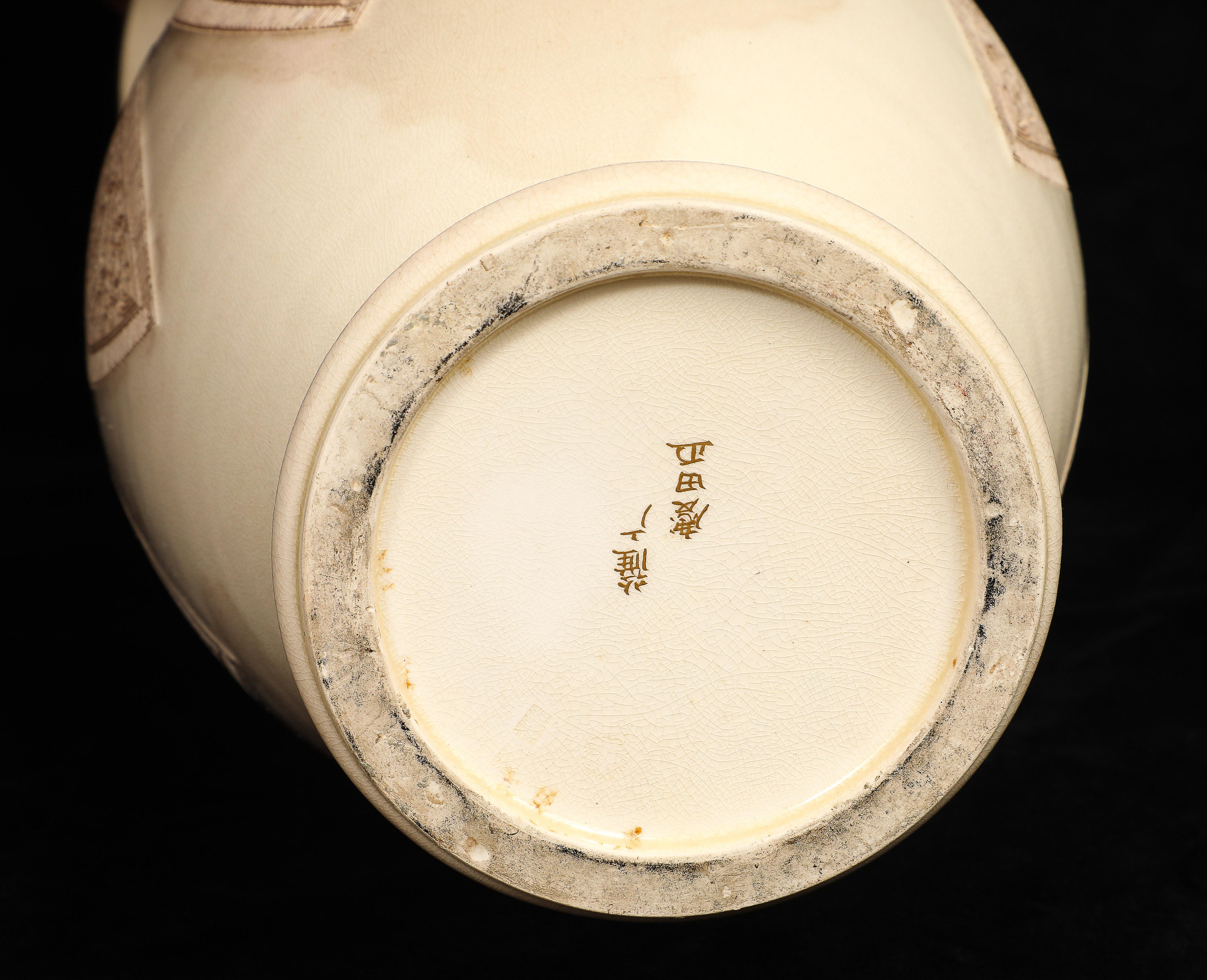 Seltene japanische Meiji Satsuma Crackle Ware Vase w / Carving von Tashiro Factory im Angebot 10