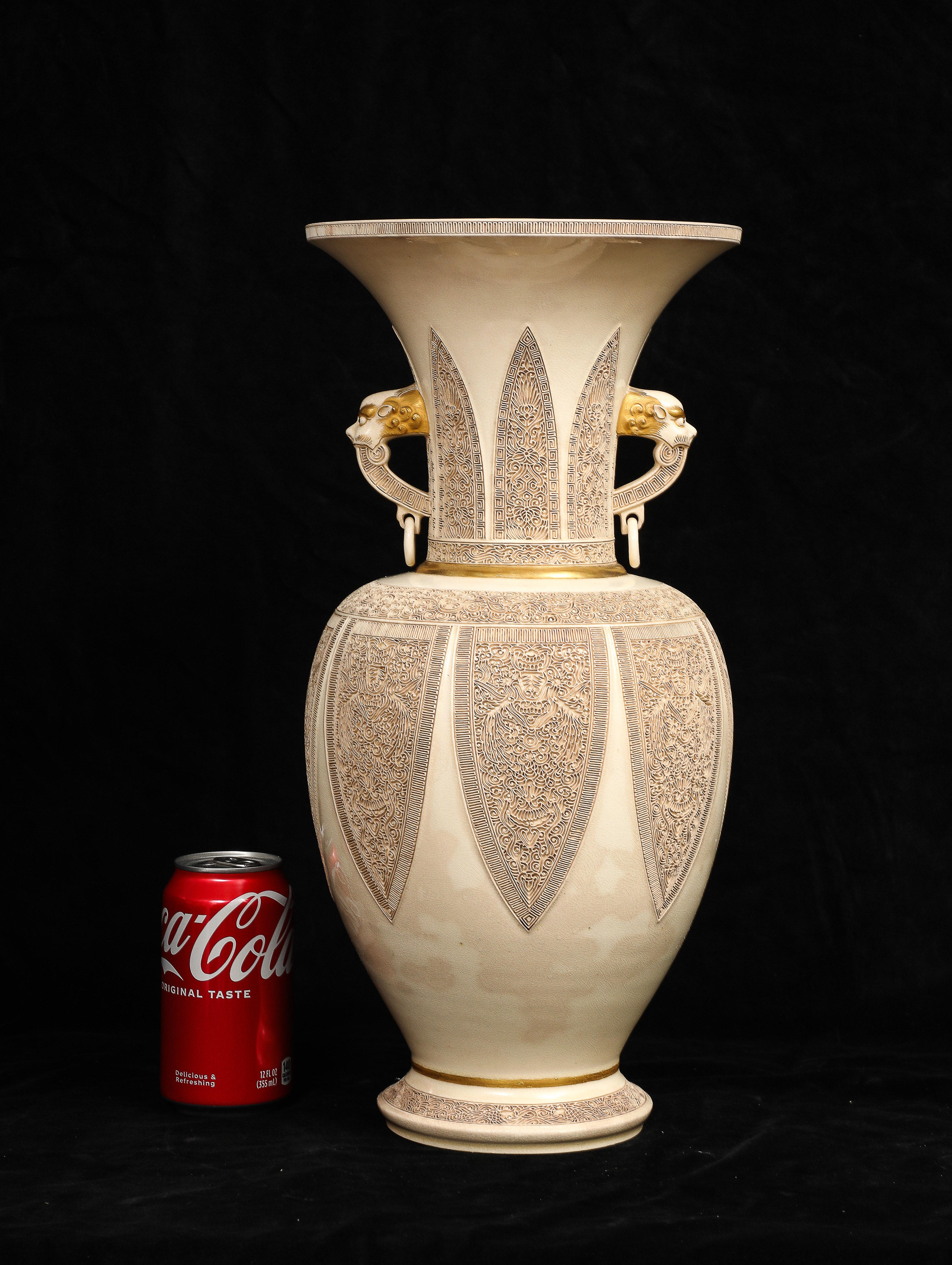 Eine seltene japanische Satsuma-Porzellanvase mit doppeltem Henkel aus Crackled Ware mit Intaglio-Schnitzdekor und vergoldeten Verzierungen, Marke auf dem Boden: Tashiro Factory / Tashiro Giyōemon (田代儀右衛門), ein wichtiger Hersteller der späten Meiji-