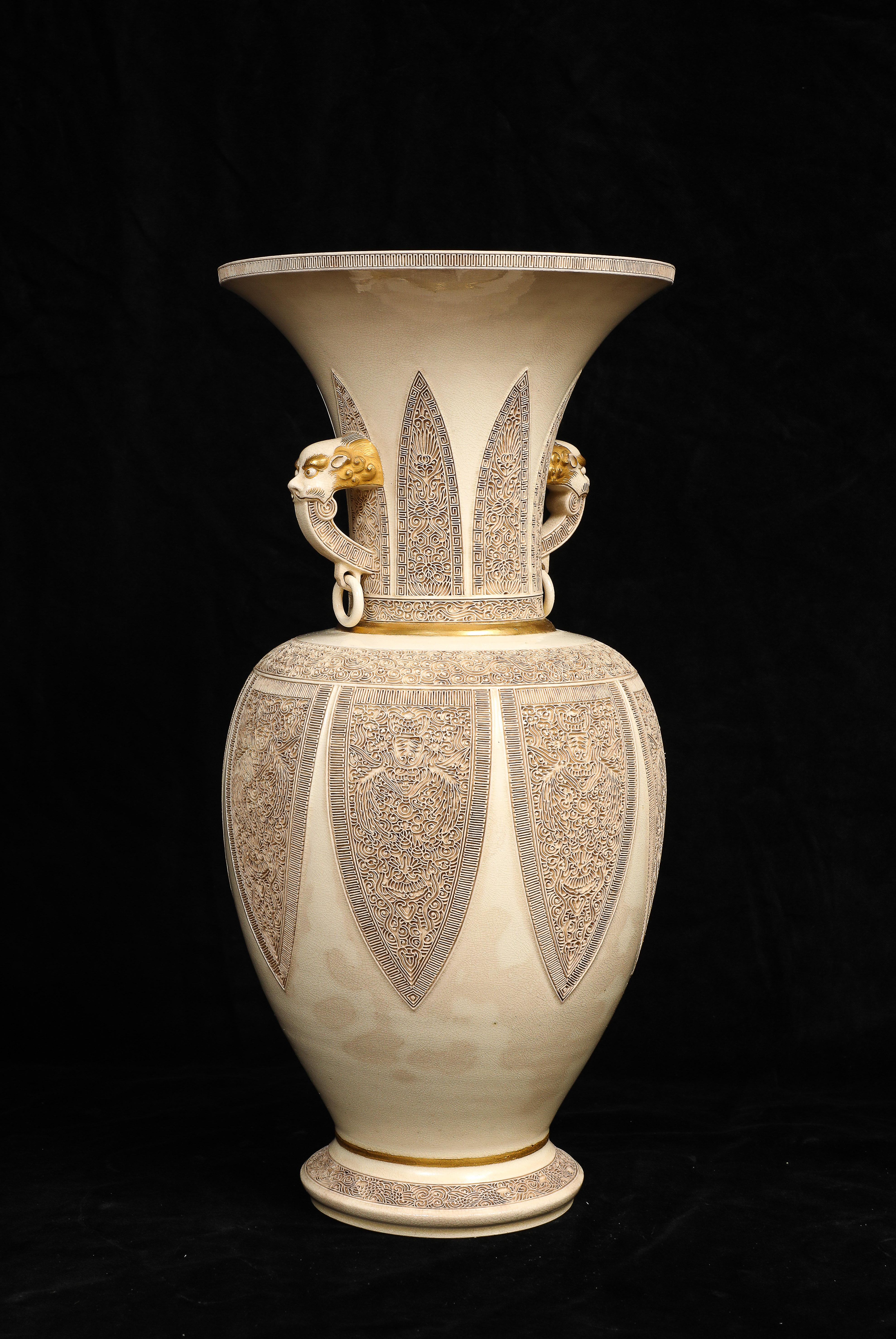 Seltene japanische Meiji Satsuma Crackle Ware Vase w / Carving von Tashiro Factory (Meiji-Periode) im Angebot