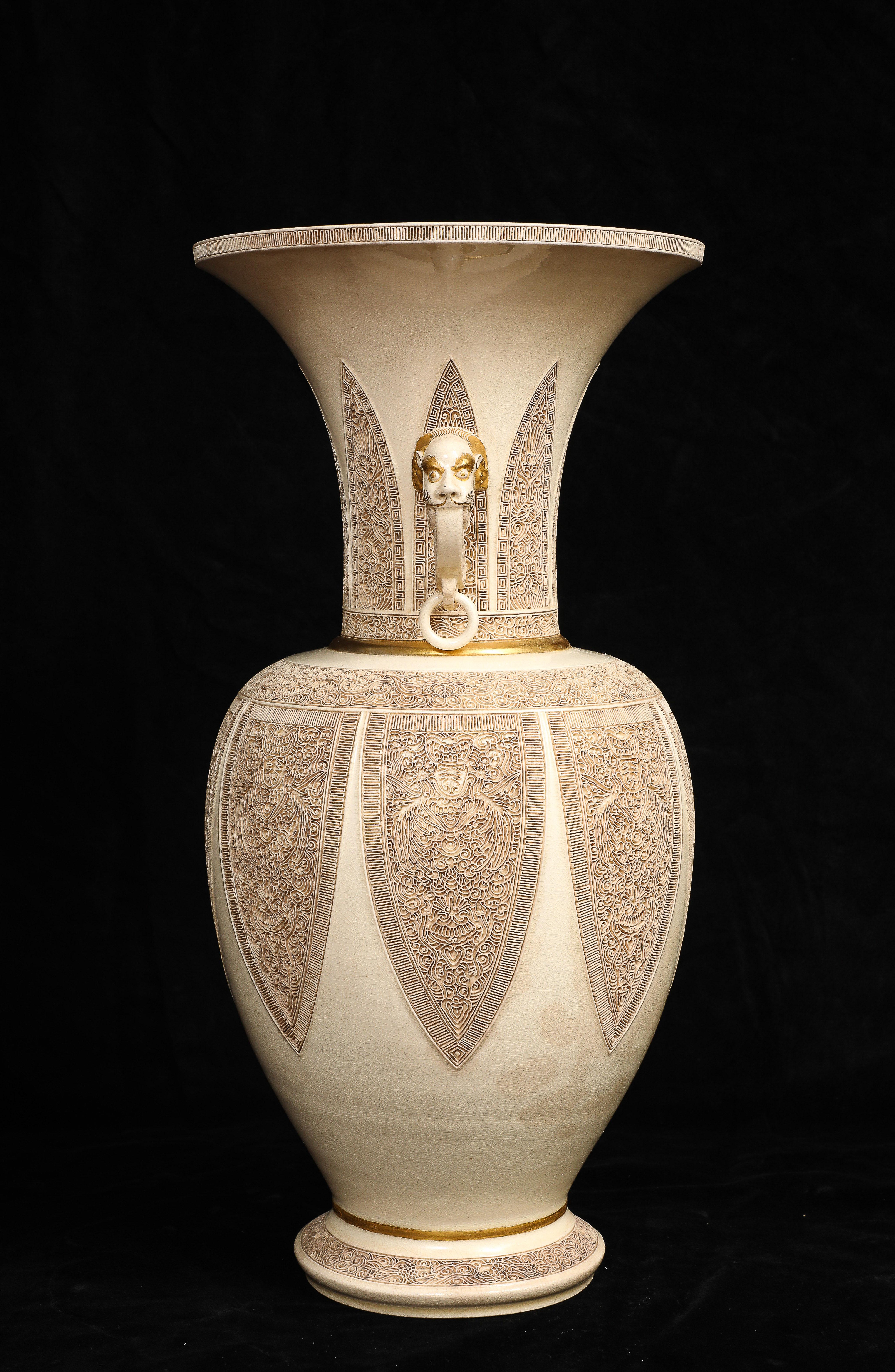 Seltene japanische Meiji Satsuma Crackle Ware Vase w / Carving von Tashiro Factory (Japanisch) im Angebot