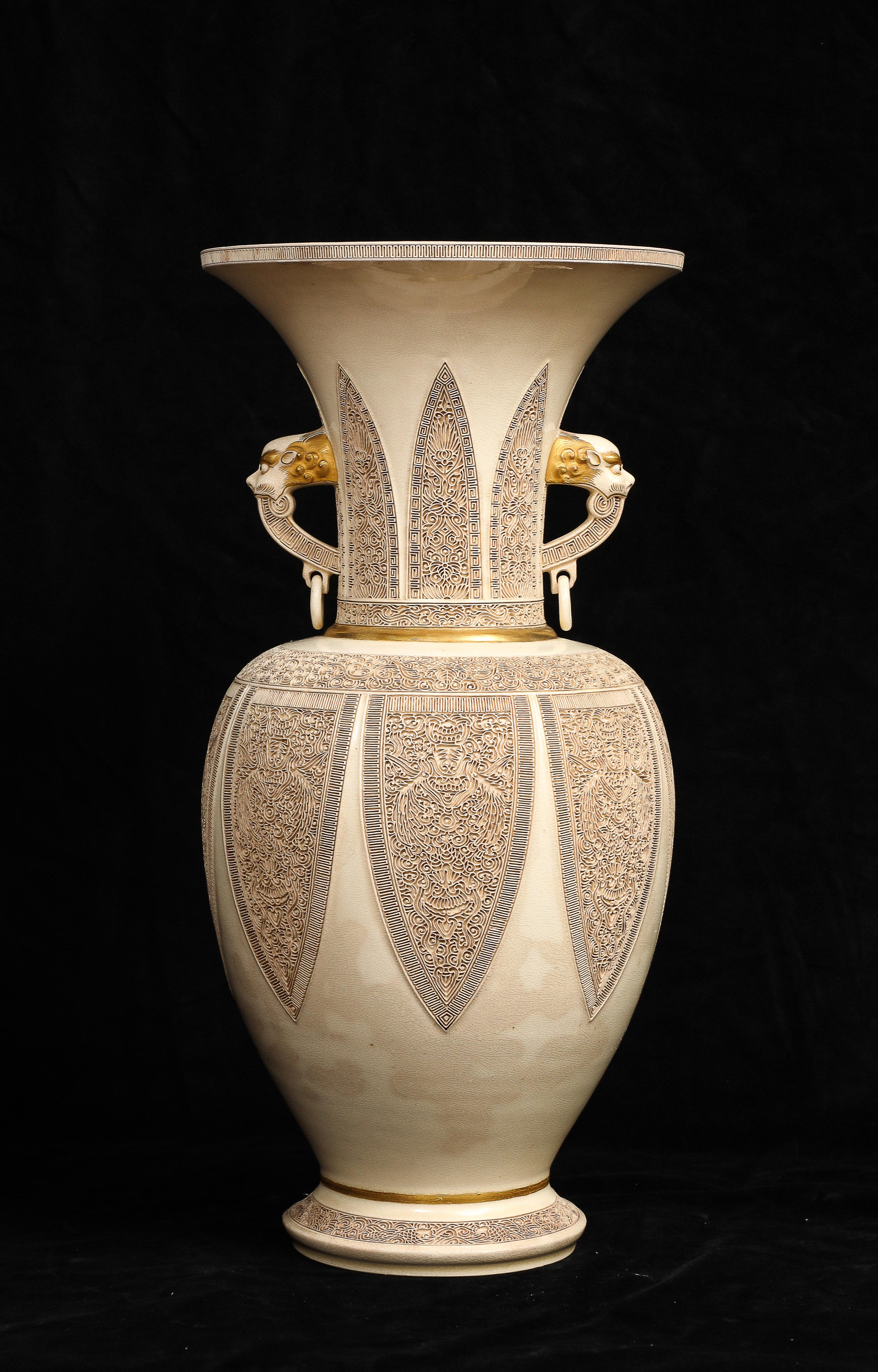 Seltene japanische Meiji Satsuma Crackle Ware Vase w / Carving von Tashiro Factory (Frühes 20. Jahrhundert) im Angebot