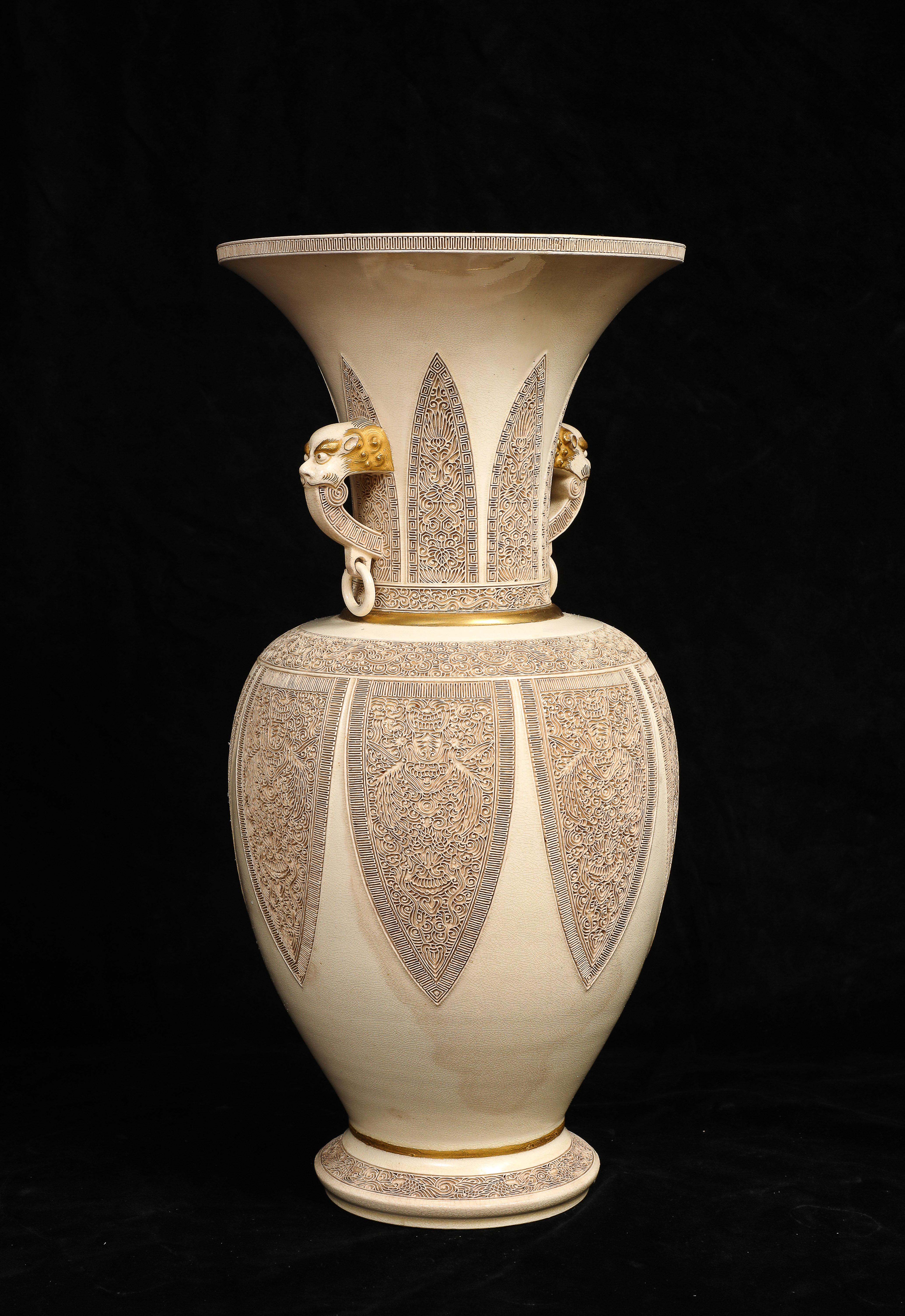 Seltene japanische Meiji Satsuma Crackle Ware Vase w / Carving von Tashiro Factory (Porzellan) im Angebot