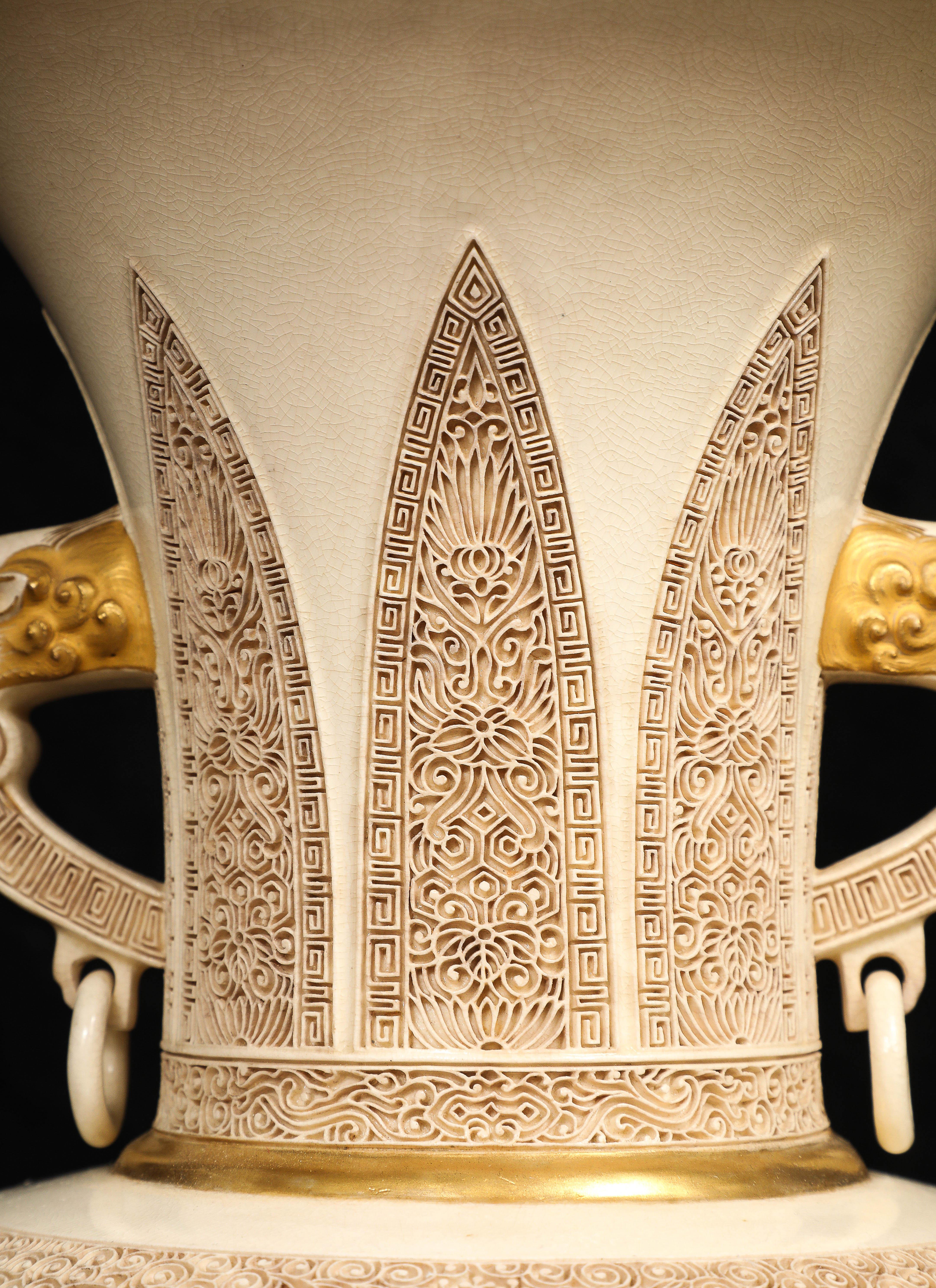 Seltene japanische Meiji Satsuma Crackle Ware Vase w / Carving von Tashiro Factory im Angebot 1